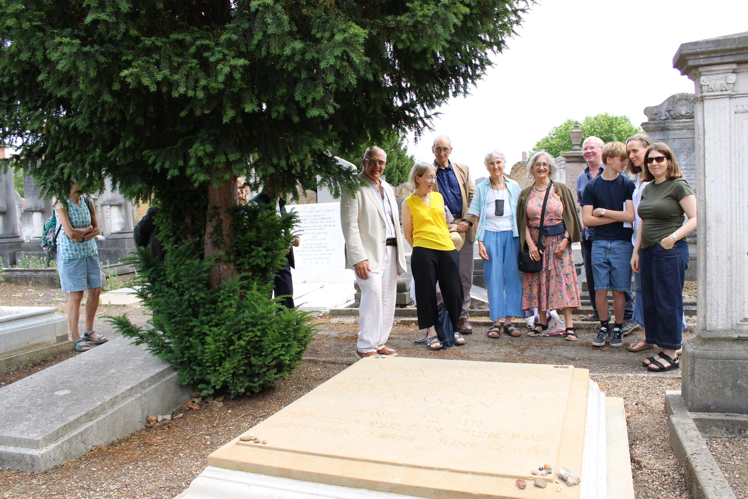 6 family by the Salaman grave.JPG