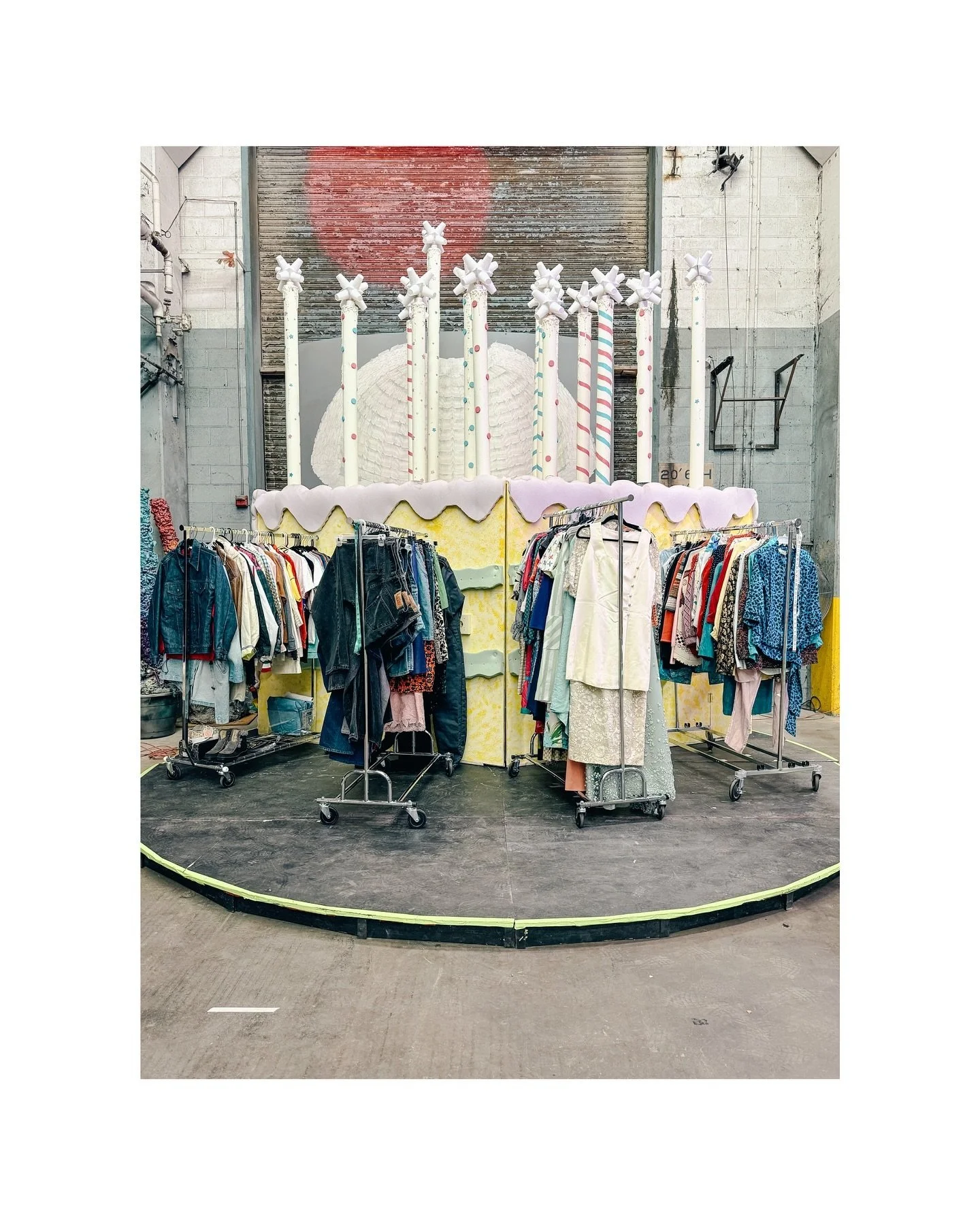 Come say hi to us at the cake! 🥰@wonderlandvintagebazaar @fancifulfawn