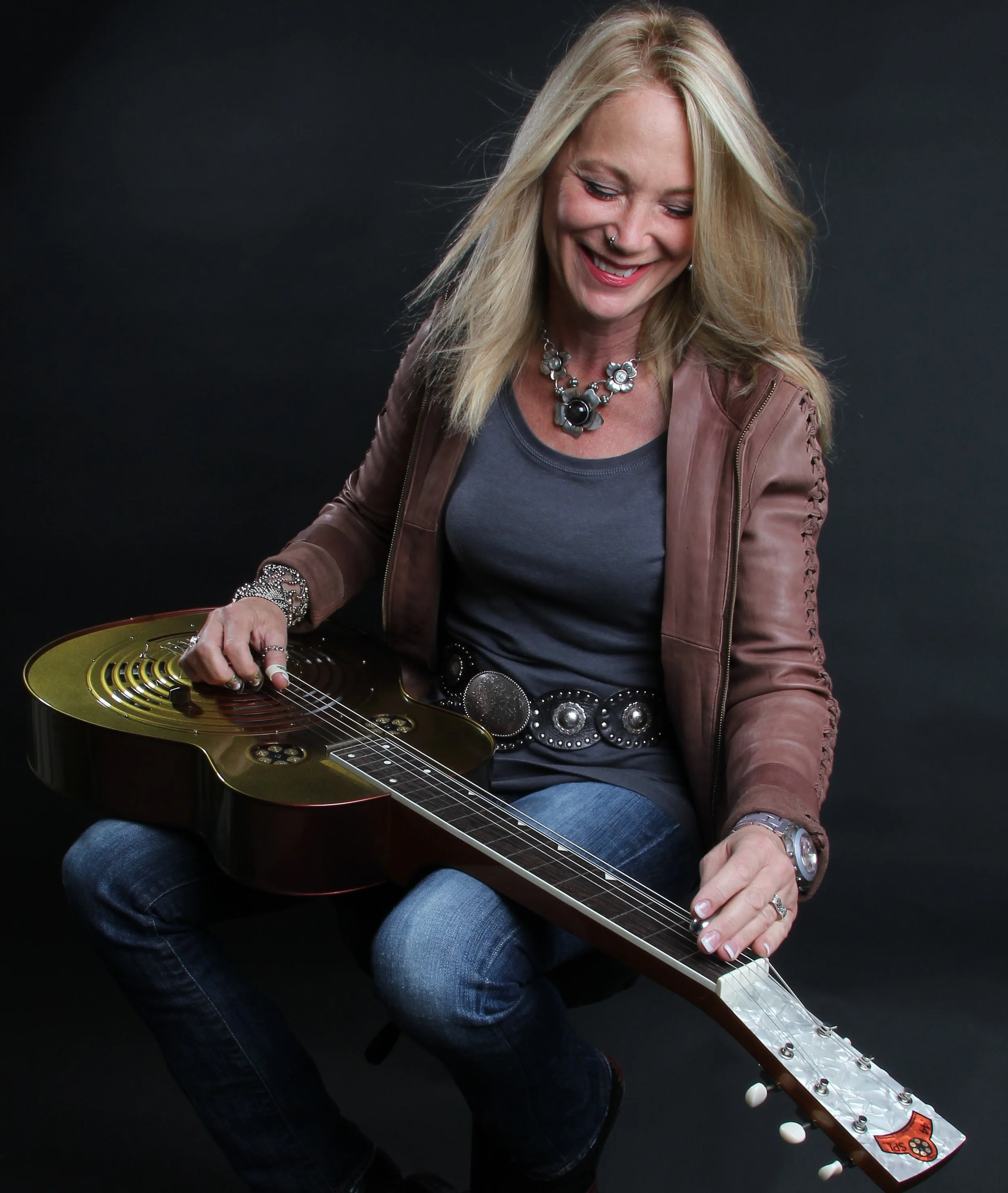 Photo of Cindy Cashdollar with her guitar