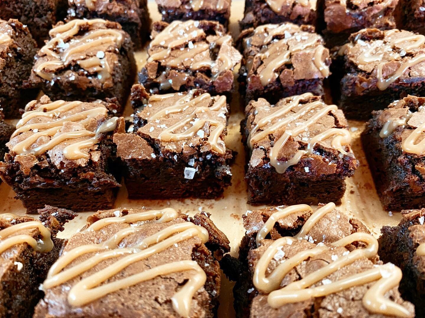 Happy Friday y&rsquo;all! Hereeeeee&rsquo;s some fudgey salted caramel brownies to brighten up your morning. Have a good one &amp; be kind 🤍 #chalktoflour