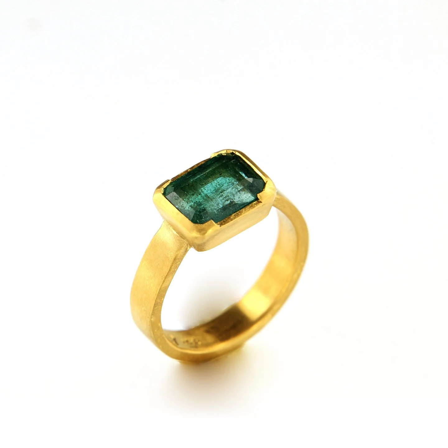 Emerald ring. 24ct gold. 2.74cts copy 2.jpg