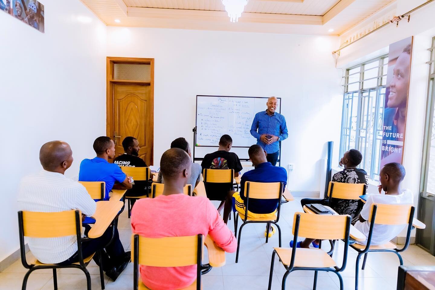 Abdallah MURENZI president of #Rwandan cycling federation talking to riders about the characteristics of a purposeful career.

#cycling #development #education