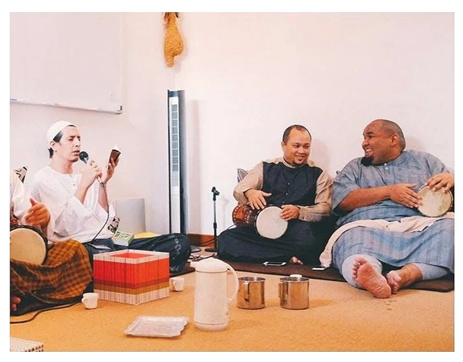 Chillax after Friday prayers: Bro Aydarus entertaining Chef Bob and Syed Mahdzar of "Bushmen"