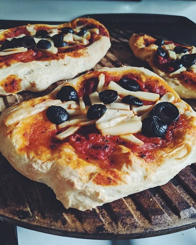 Vegan pizza! Is it the same? No. Is it delicious? Yes. My 2 year old and I crushed these for lunch today. What are your go to lunches these days?
.
.
.
.
#plantbasedbaby 
#plantbasedpizza
#veganpizza
#vegan
#plantbased
#pizza