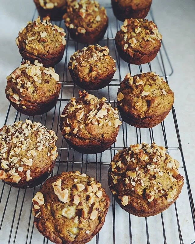 Vegan Banana Nut Muffins! Recipe from @minimalistbaker - one bowl, super easy, super healthy. My 2 year old gobbles these down. 🍌🌰🧁 Do you bake or cook with your little one? It's a great way to get them involved in the kitchen and learn how food c