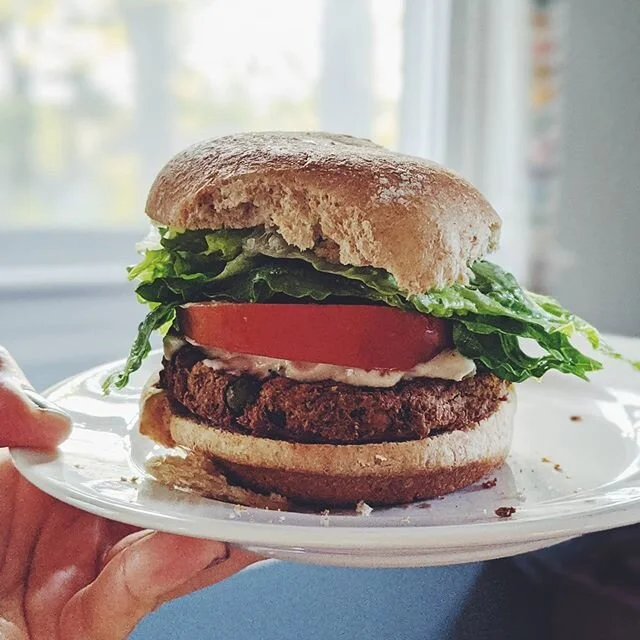Plant Based Burger 🤤 Quickest lunch or dinner around when you use @hilaryseatwell veggie burgers and @sietefoods spicy vegan queso. Yummmm
.
.
.
.
#plantbasedbaby 
#plantbasedtoddler 
#plantbased
#vegan
#vegantoddler 
#veganbaby 
#veggieburger 
#hil