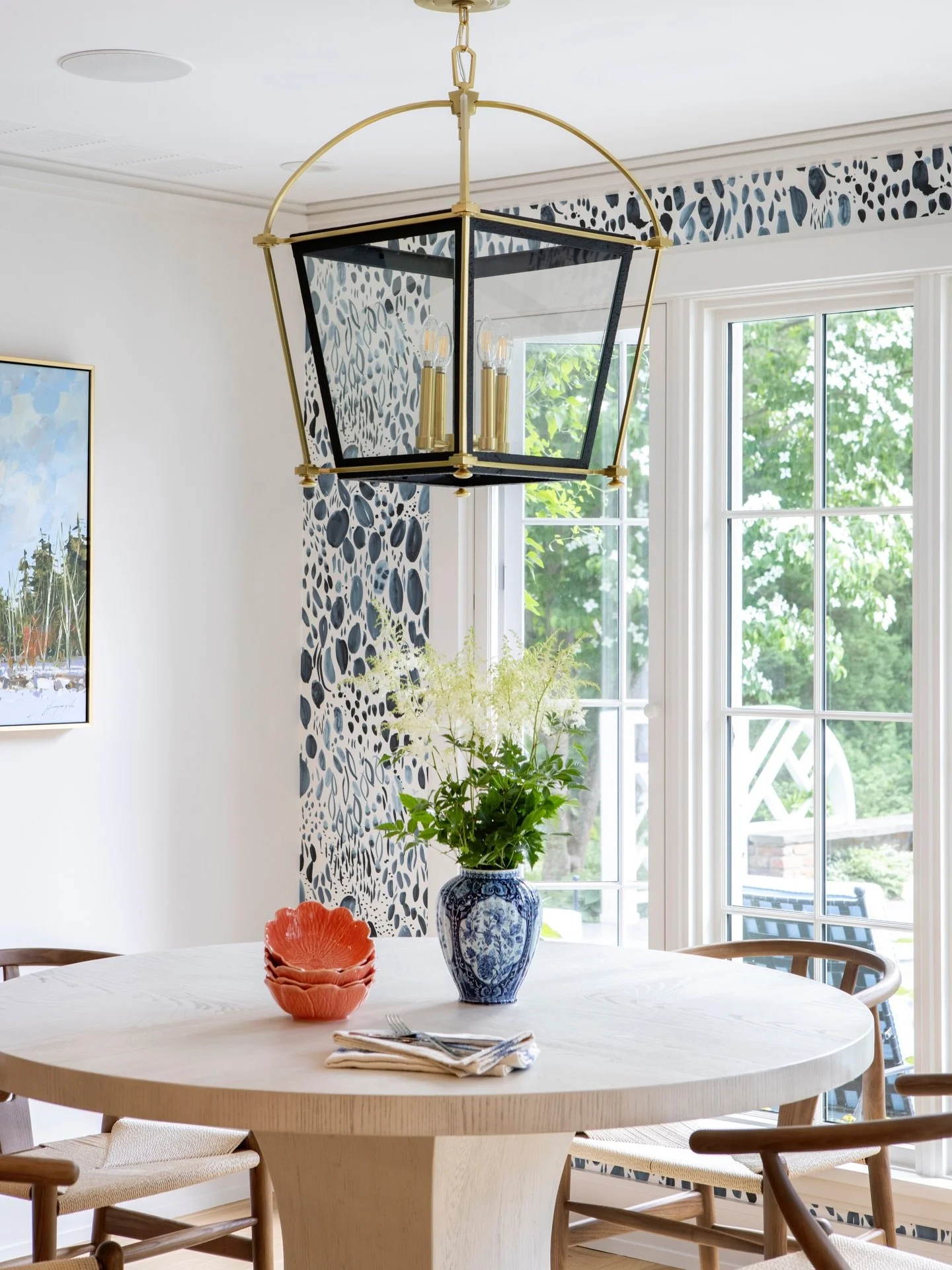 This breakfast nook was designed to make every morning feel a little more special ☀️🍴✨

A light-filled breakfast nook designed for slow mornings and easy gathering. We layered natural textures with classic silhouettes, anchoring the space with a scu