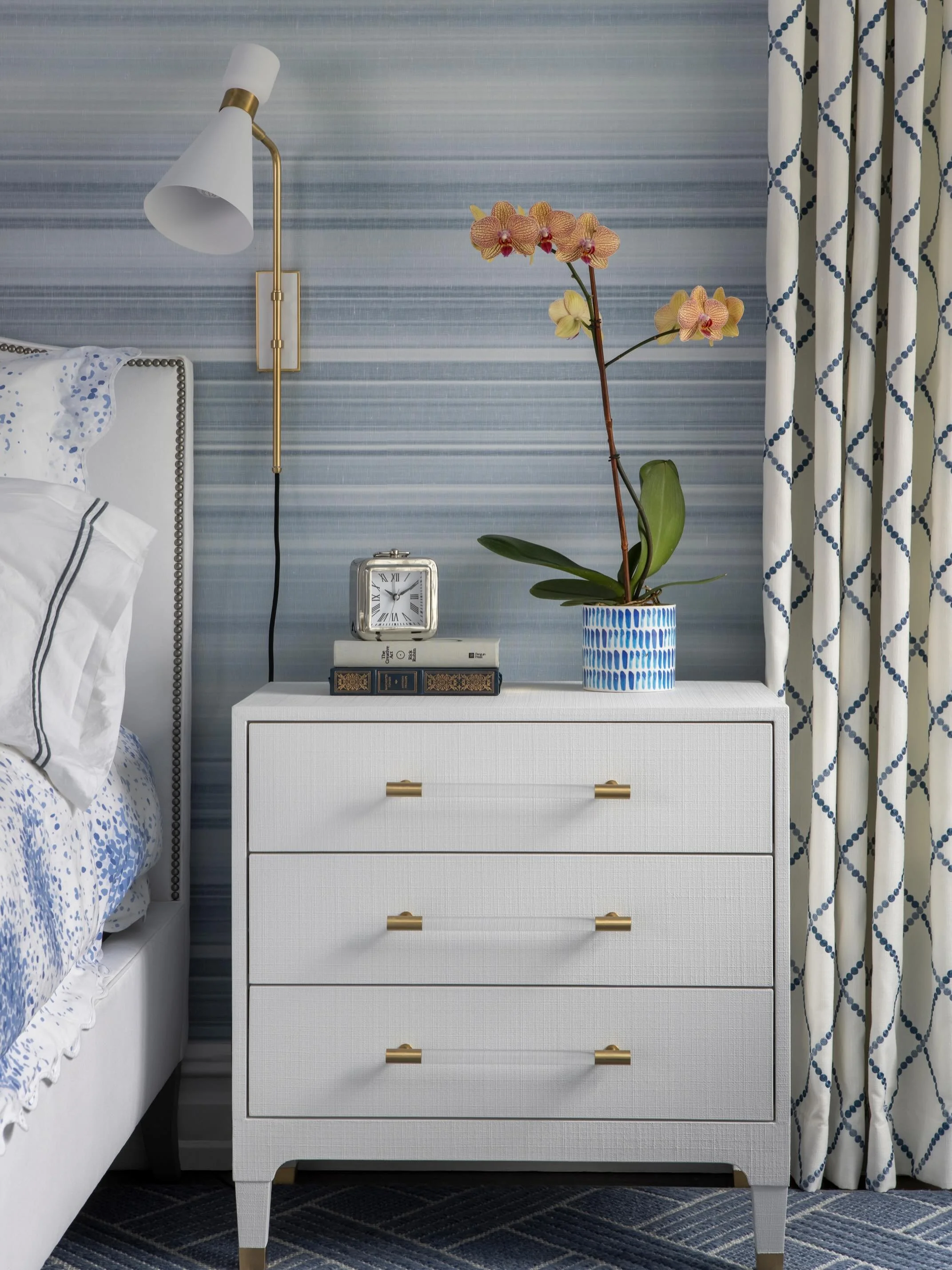 What&rsquo;s on your end table right now? ✨

A beautiful lamp, your favorite book, a candle, or fresh flowers? Every detail tells a story, and end tables are no exception. We love how the smallest details can completely change the feeling of a space.