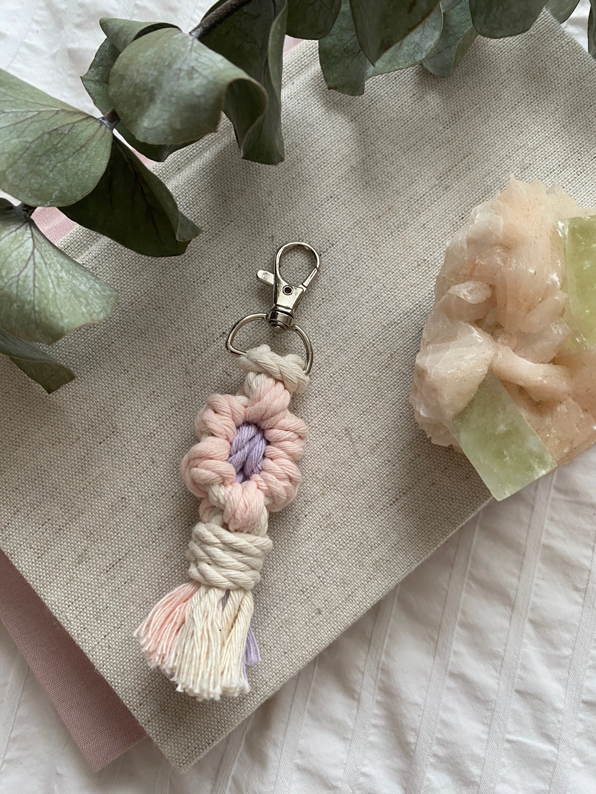 FunWithFibers_SingleDaisyKeychain_BlushLilac.jpeg