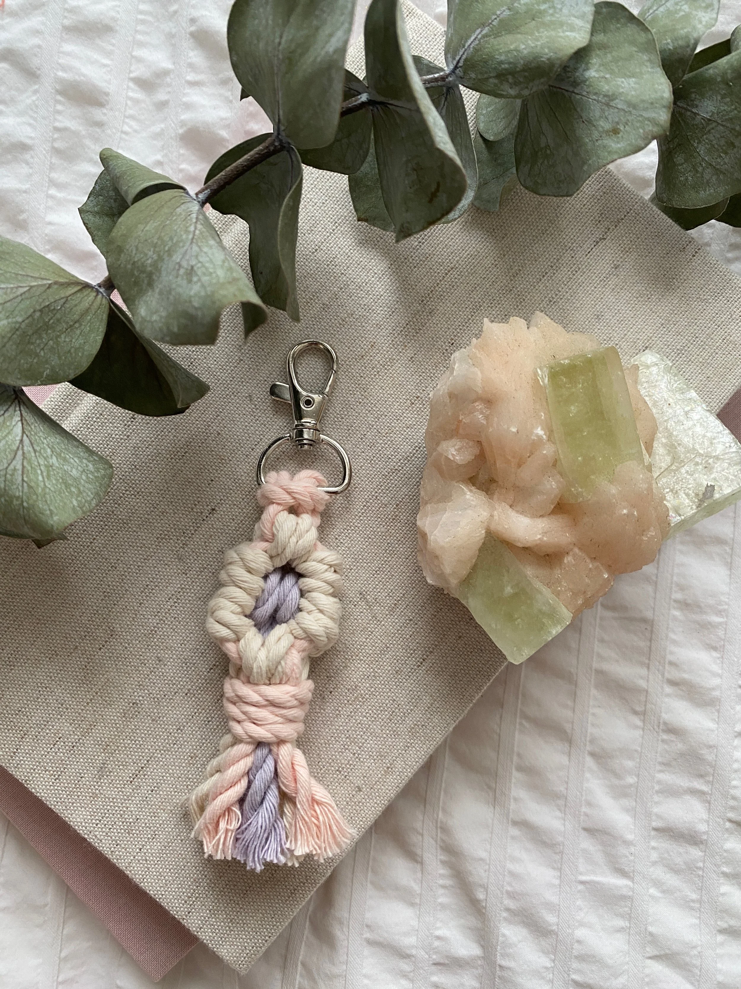 FunWithFibers_SingleDaisyKeychain_NaturalLilac.jpeg