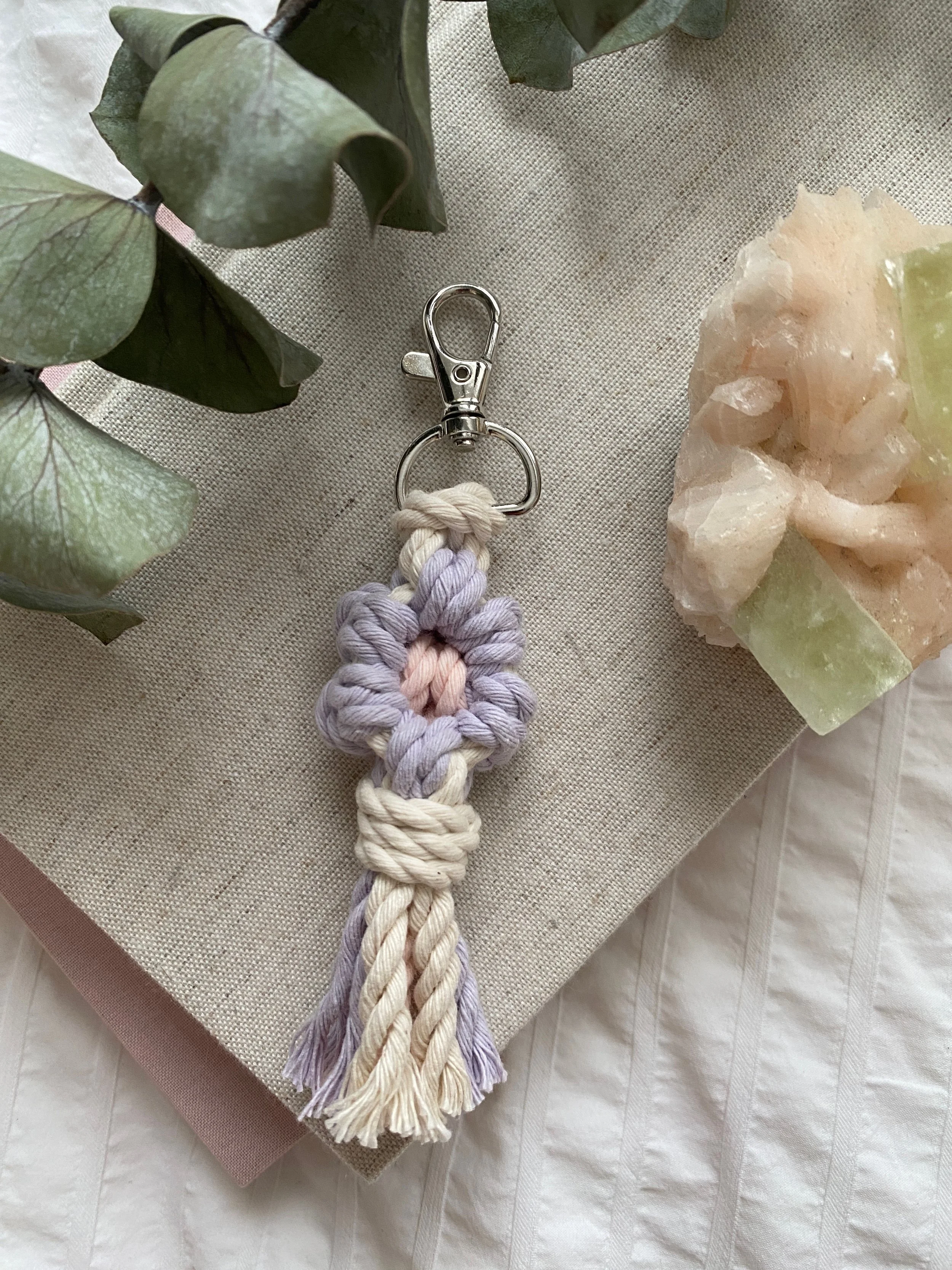 FunWithFibers_SingleDaisyKeychain_LilacBlush.jpeg