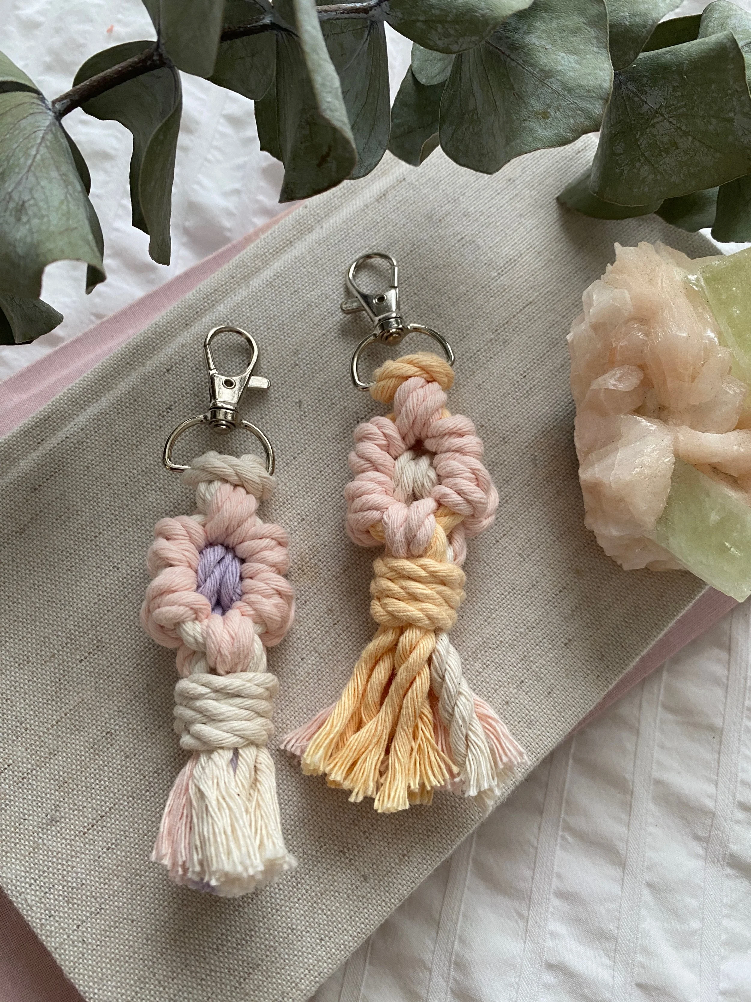 FunWithFibers_SingleDaisyKeychain_BlushVariants.jpeg