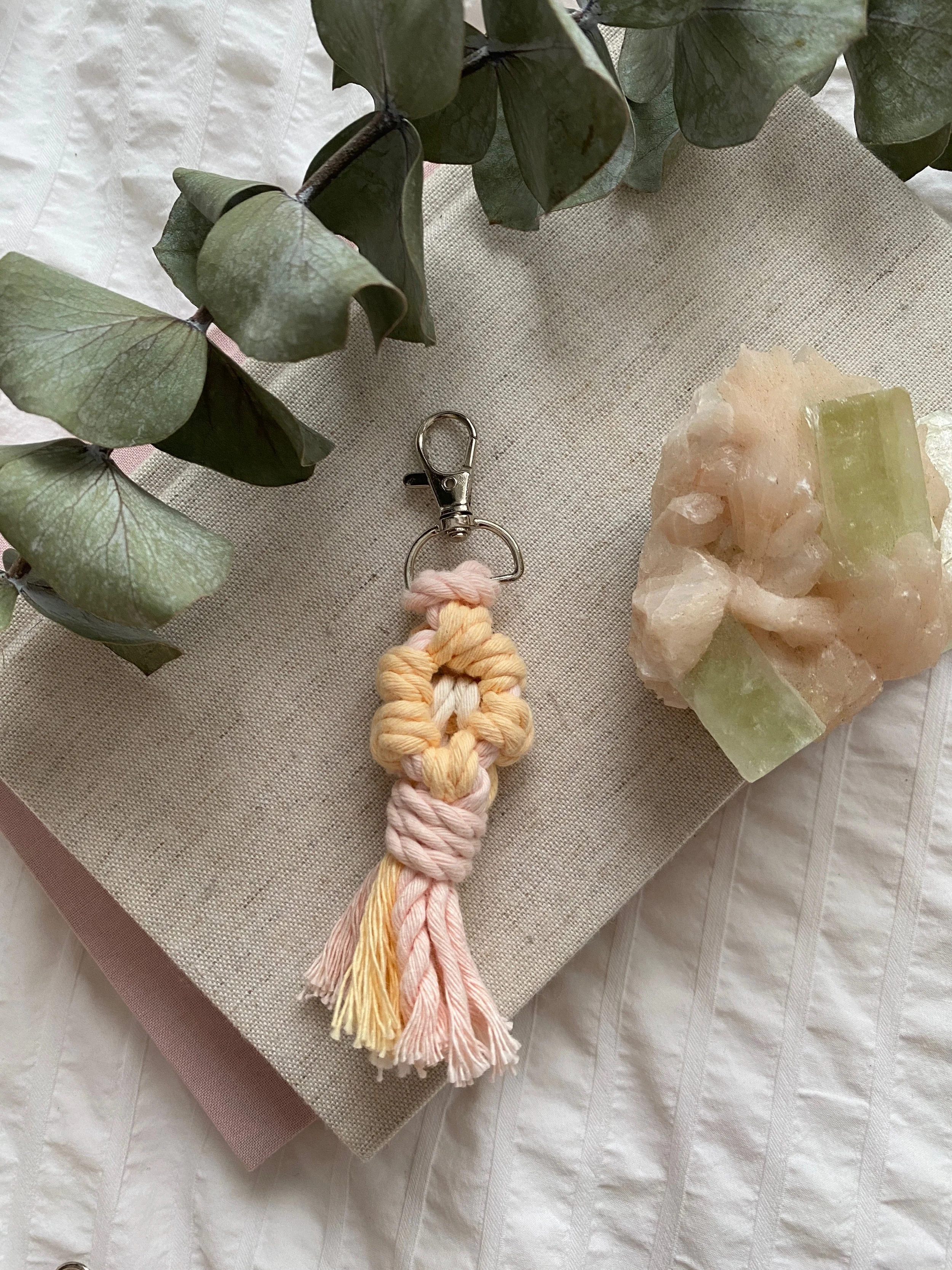 FunWithFibers_SingleDaisyKeychain_HoneyNatural.jpeg