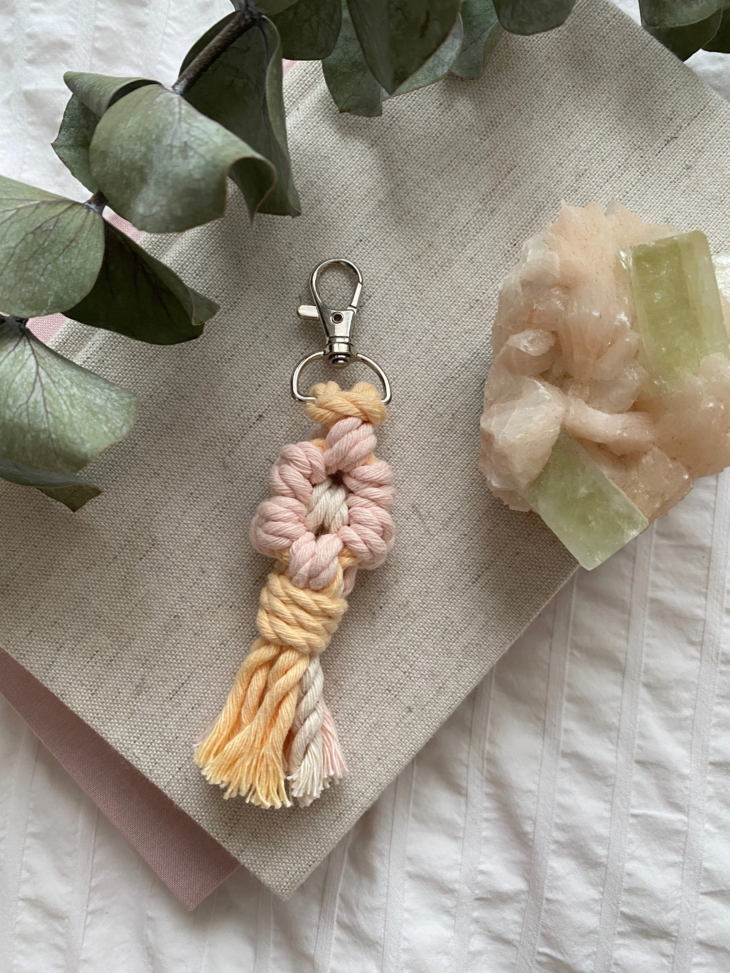 FunWithFibers_SingleDaisyKeychain_BlushNatural.jpeg