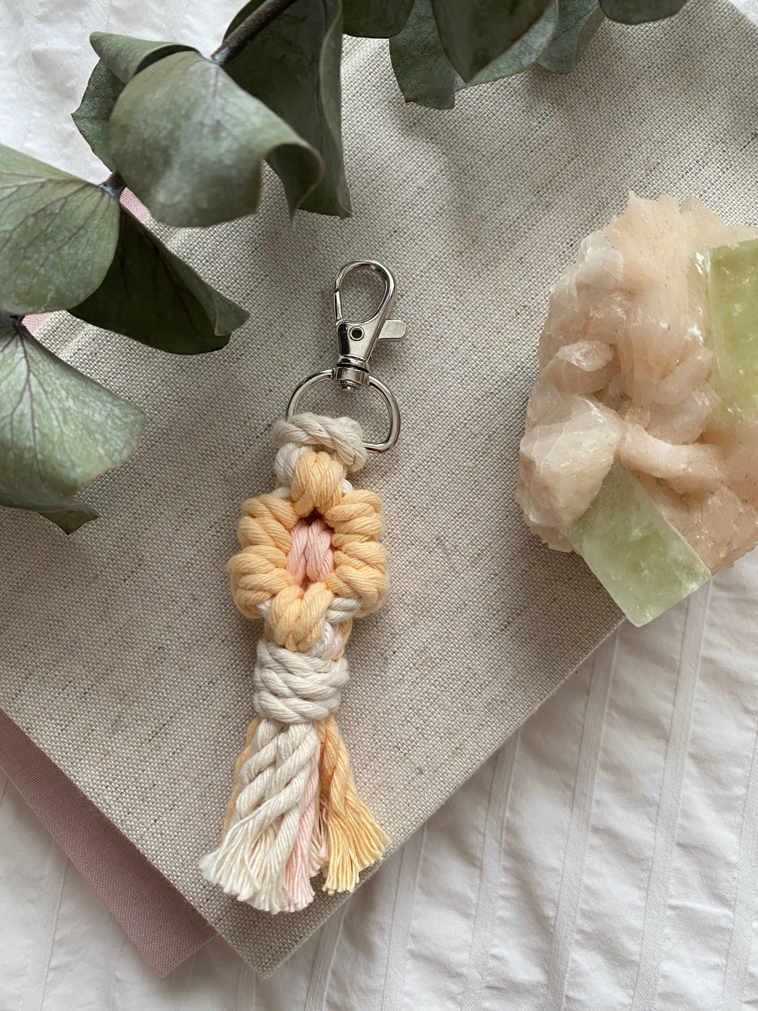 FunWithFibers_SingleDaisyKeychain_HoneyBlush.jpeg