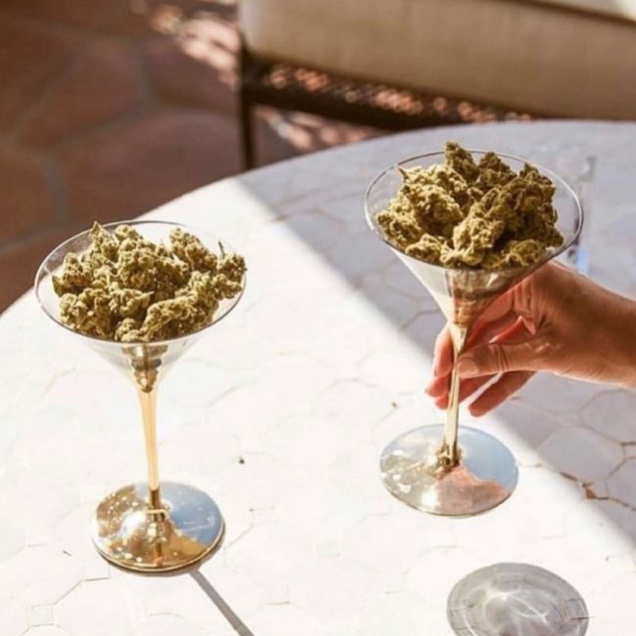 Cheers to the freakin&rsquo; weekend 🍸🌱
pc 📸: @findyouressential
#gohigher #happyfriday #legalizecannabis