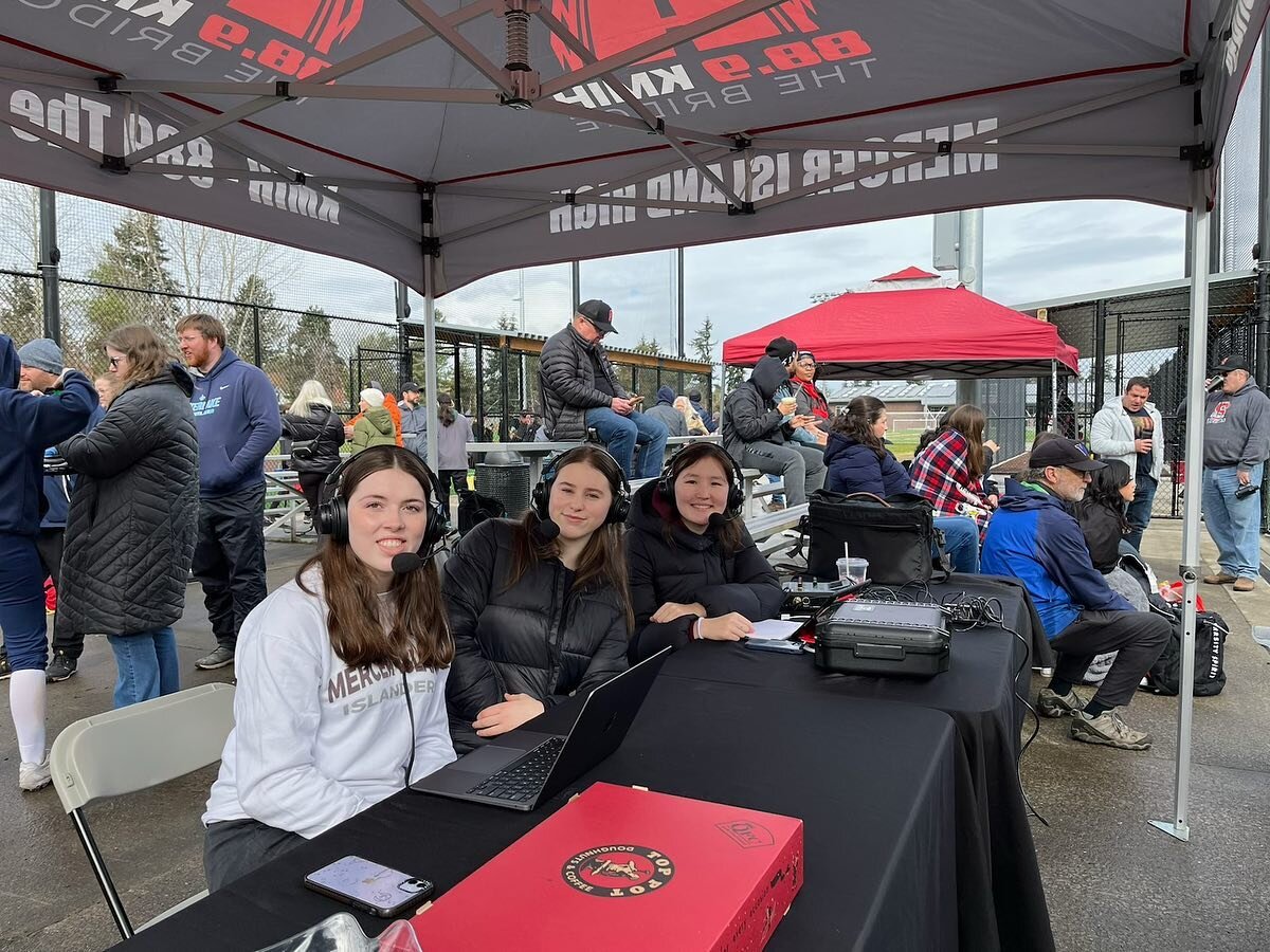 KMIH is broadcasting the Mercer Island Jamboree! Tune in on 88.9 to listen! Go @mihssoftball! 🥎