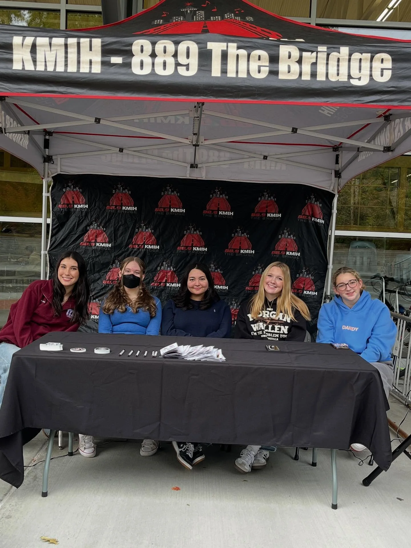 Thank you so much for everyone who stopped by at the MIHS Curriculum night tonight! KMIH was happy to bring all the great music and talk about all things radio! 📻 👏 🎙️ #radio #highschoolradio #mihs #mercerisland #kmih #889thebridge #studentbroadca
