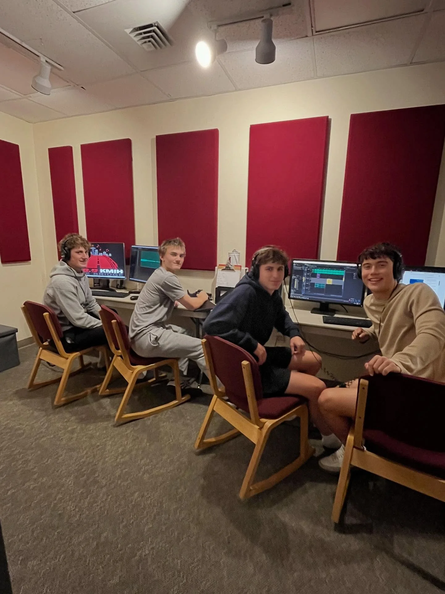 Our advanced students are hard at work on their podcasts! Their content is now hitting the airwaves, so stay tuned and keep on listening to 88.9! 🎙️🎧 👏#highschoolradio #podcasts #kmih #mercerislandhighschool #889thebridge #studentradio #mercerisla