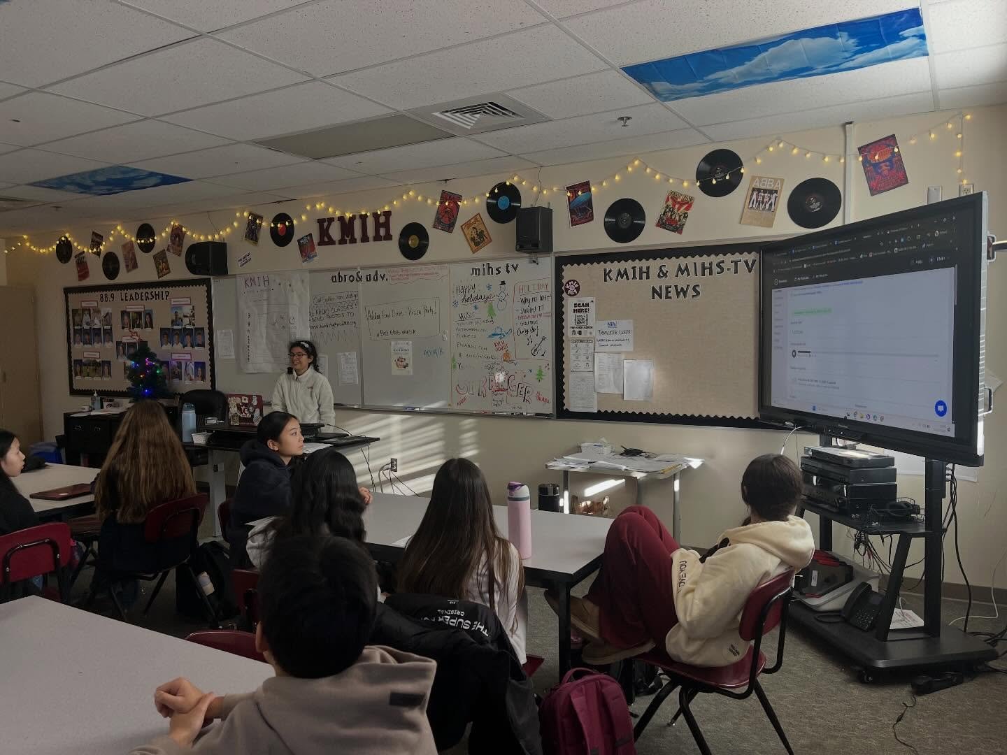 Thank you to our advanced radio students and some ABRO students who spoke to our intro students around formatting and podcasting! It was so fun to have the students learn from their own peers. 🙌🙌

#radiostation #radio #students #highschool #washing
