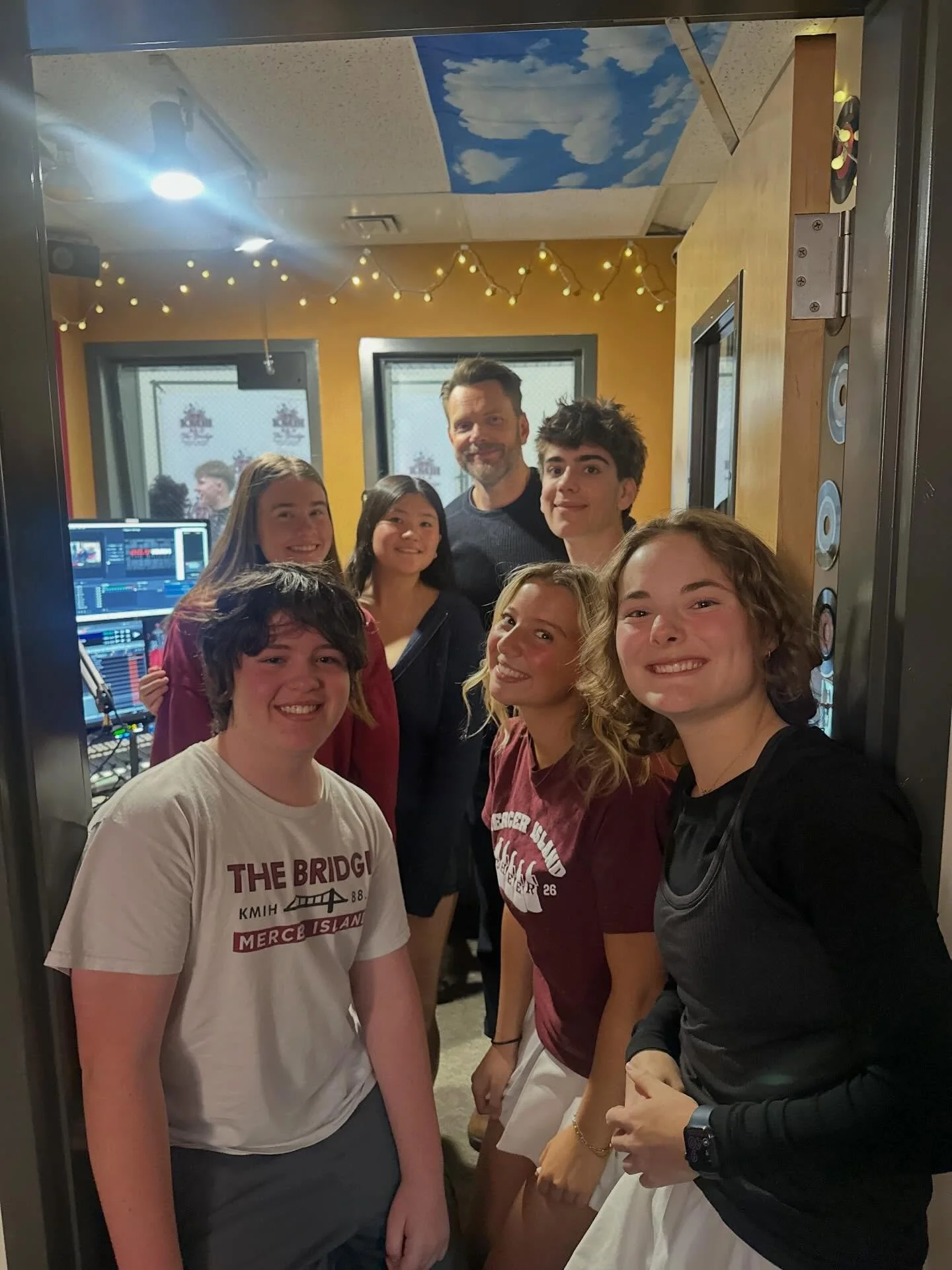 Our BOB crew had the incredible opportunity to sit down with actor, comedian, and MIHS alum @joelmchale . From sharing his journey from Mercer Island to Hollywood, to giving his takes on Seattle sports, to cracking nonstop jokes, it was a breakfast s
