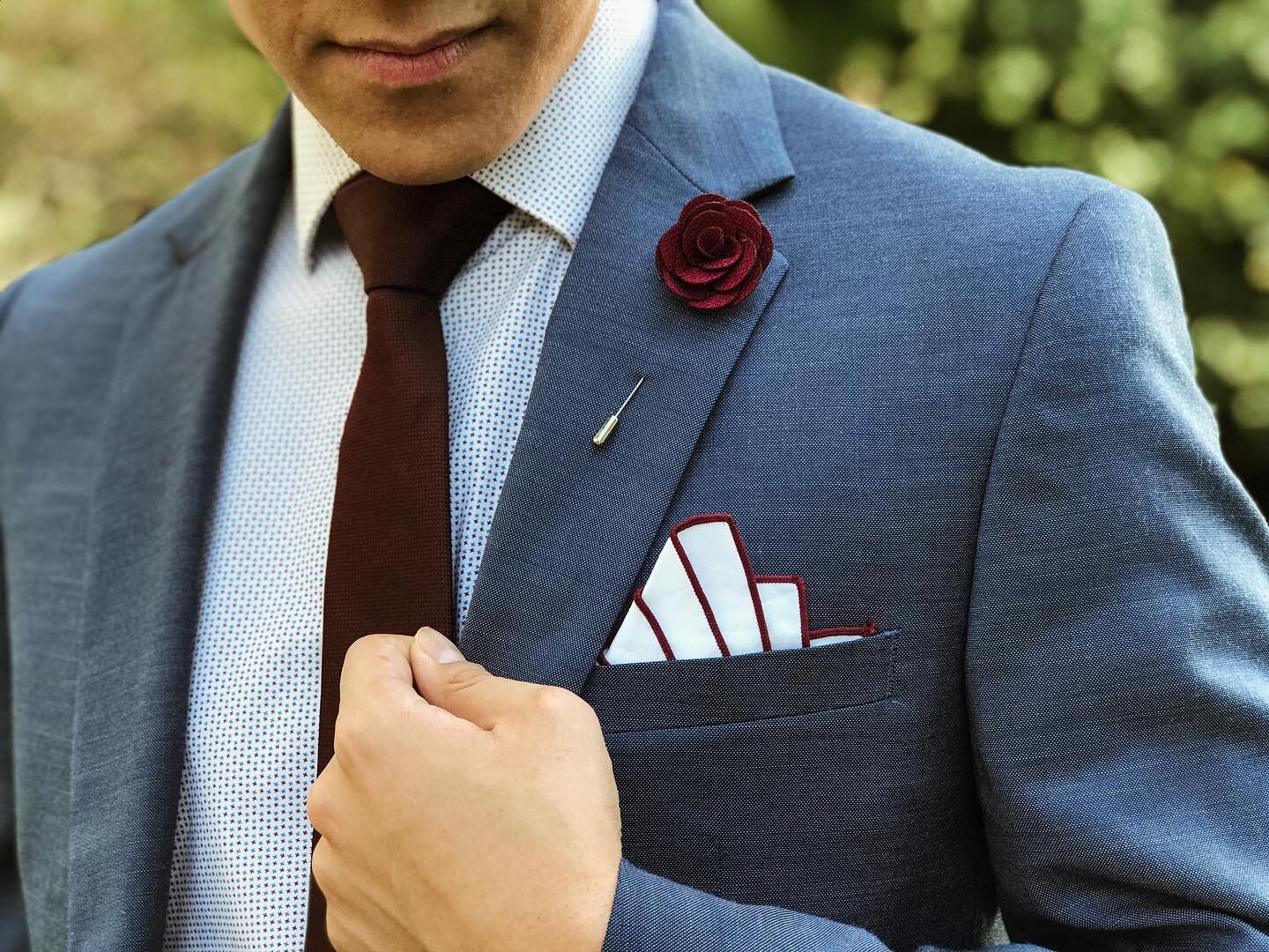 Chilly weather = coats = lapel pins. &ldquo;Fall&rdquo; in love with 12 colors to choose from to match any fall outfit at brotherhoodapp.com
&mdash;
#brotherhoodappco #brotherhoodlapelpins #lapelpins #floralpins #menstyle #mensformal #mensfashion #da