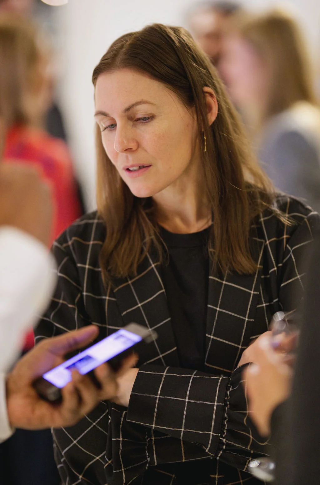 Kvinnlig reflekterande innovationsledare i pausen på workshopen