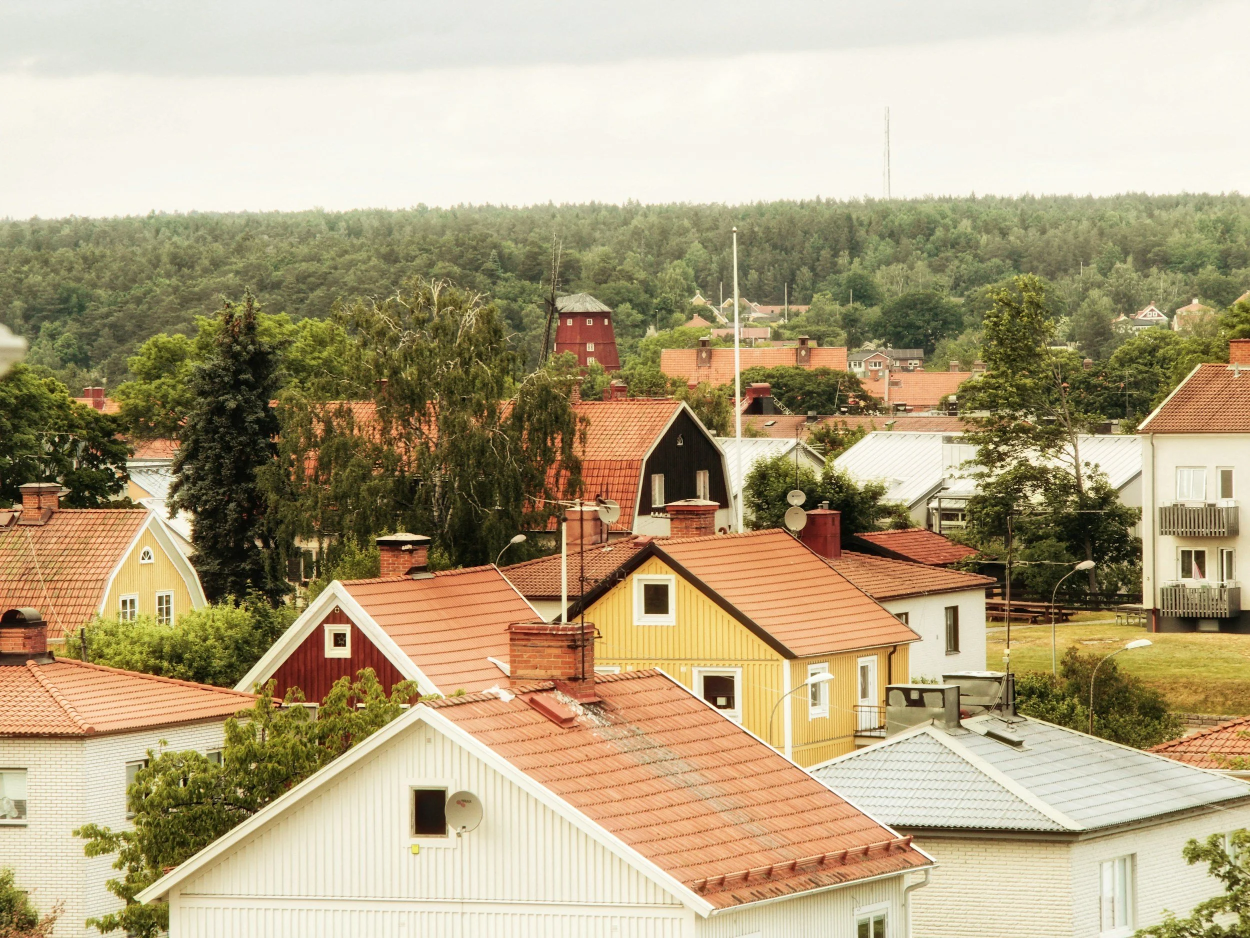 Överblick över lantliga hus med flagstång.jpg