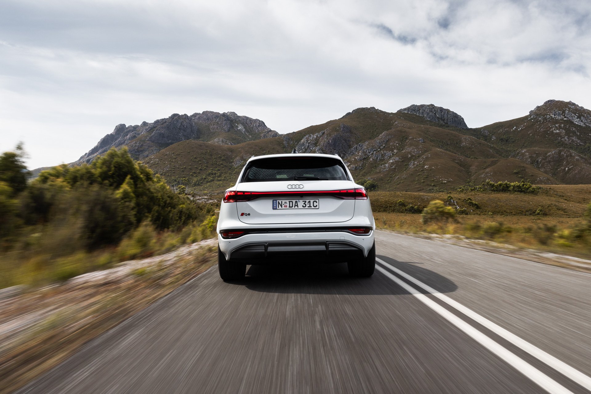 Audi_Q6 e-tron_Glacier White_Driving_023_WEB.jpg