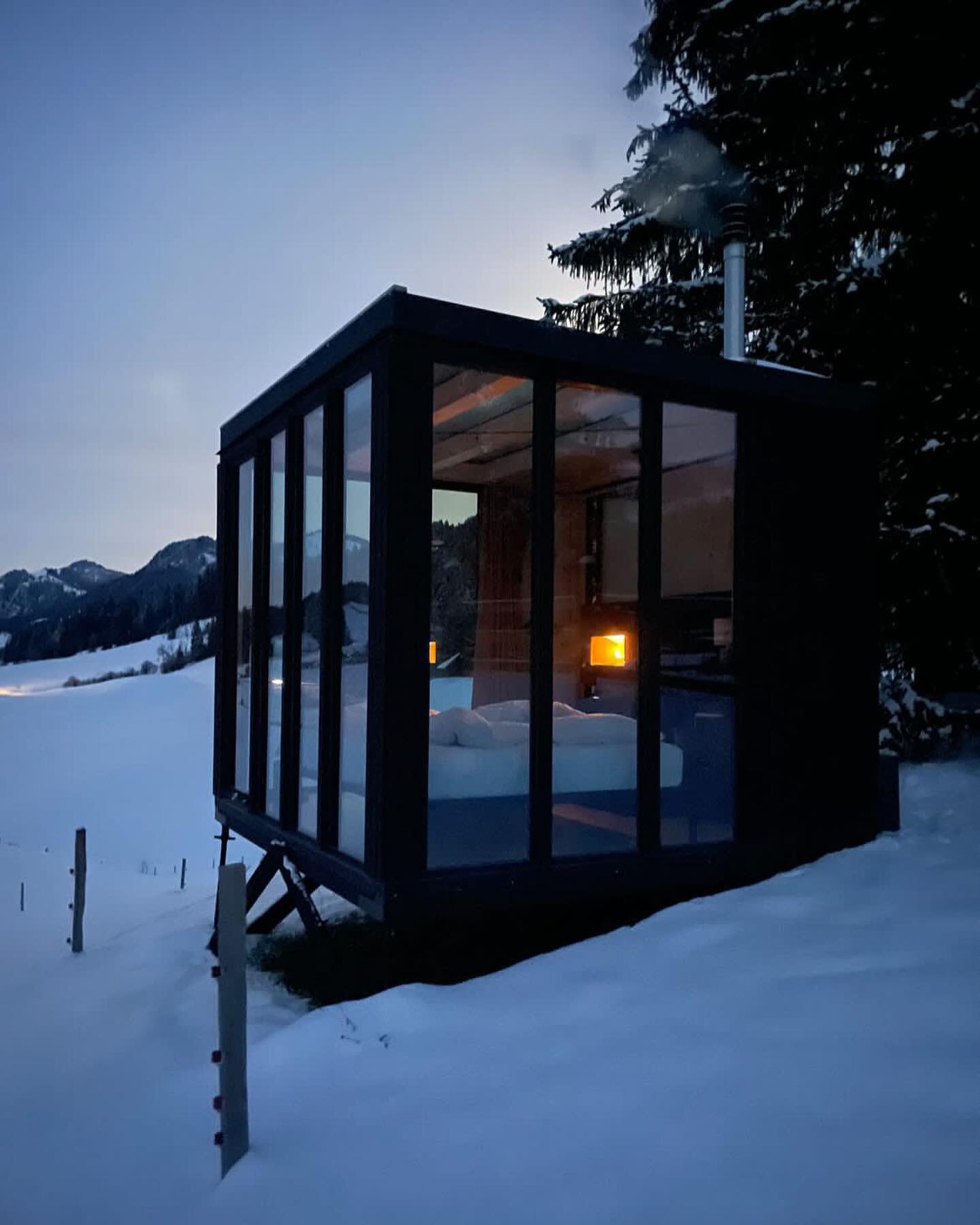 Gibt es ein gem&uuml;tlicheres Gef&uuml;hl als nach einem Spaziergang durch die verschneiten Berge in dein Glashaus zur&uuml;ckzukehren?

📍Glaskubus | Schangnau Emmental
@tailoredmoments.ch 

📸 @raquelbuehler 

#glaskubus #tailoredmoments #switzerl