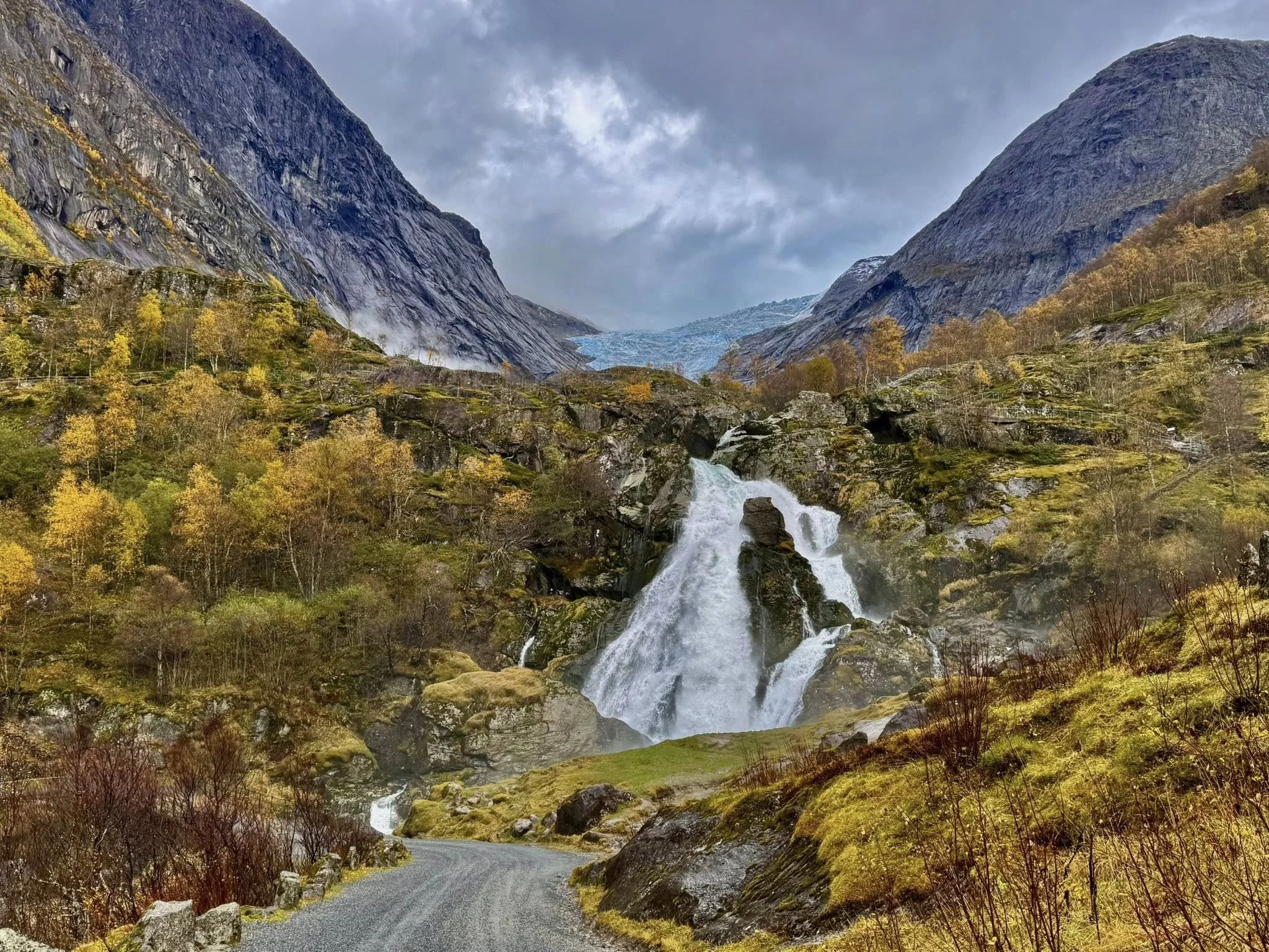 今年最後一艘遊輪停靠在奧爾登，與布里克斯達爾的秋天相遇。