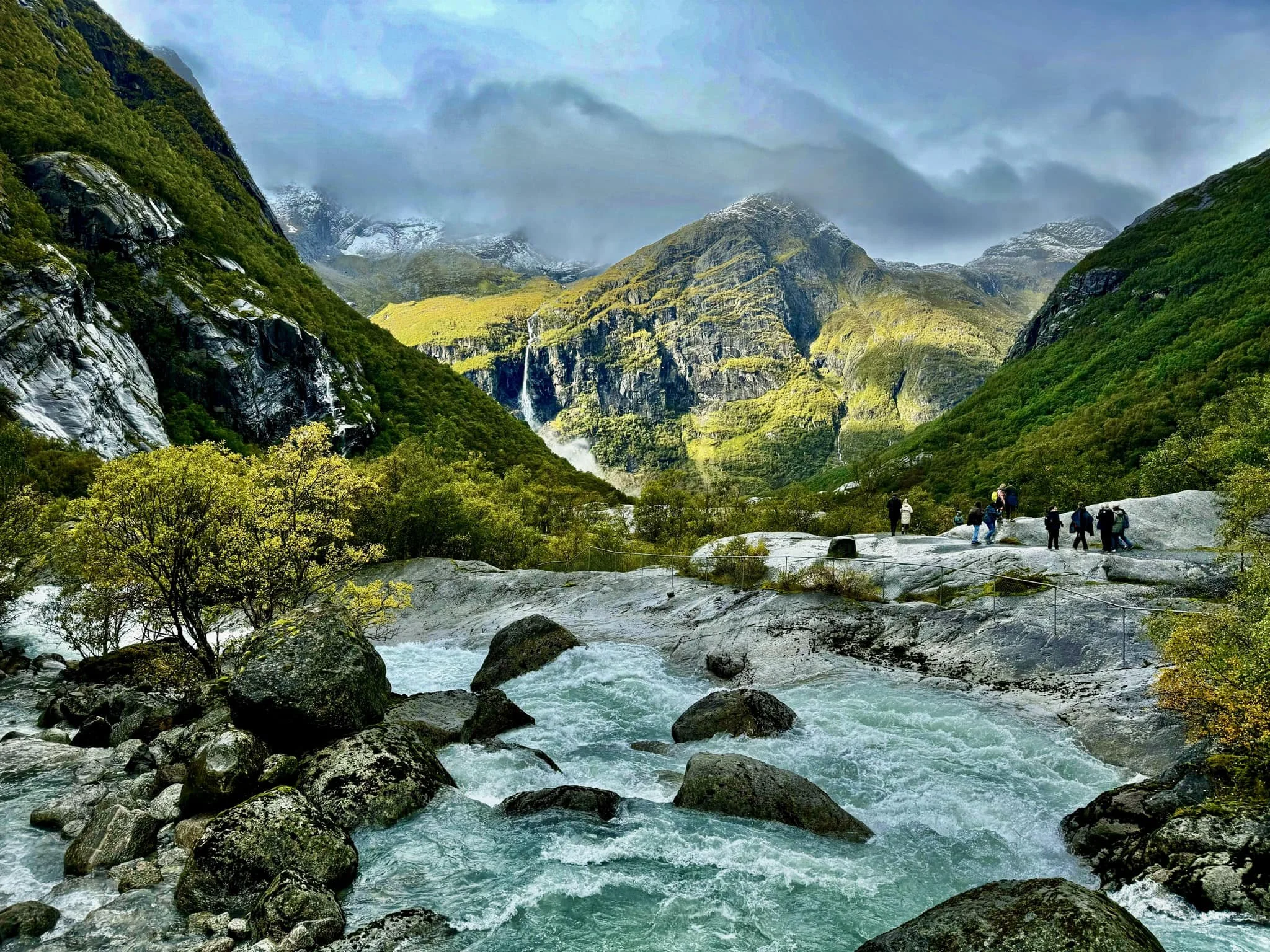 秋意正濃，山上的雪正在凝結。