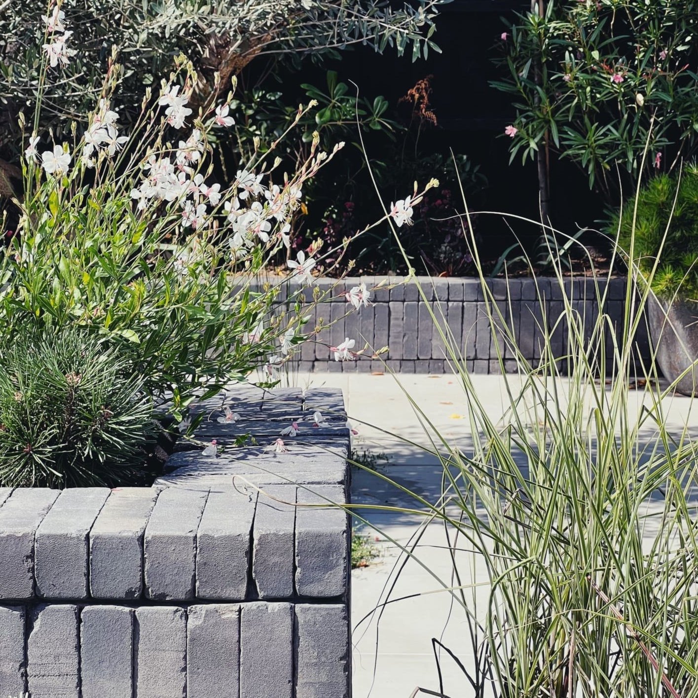 sitting-garden-raised-flowerbed-tiled