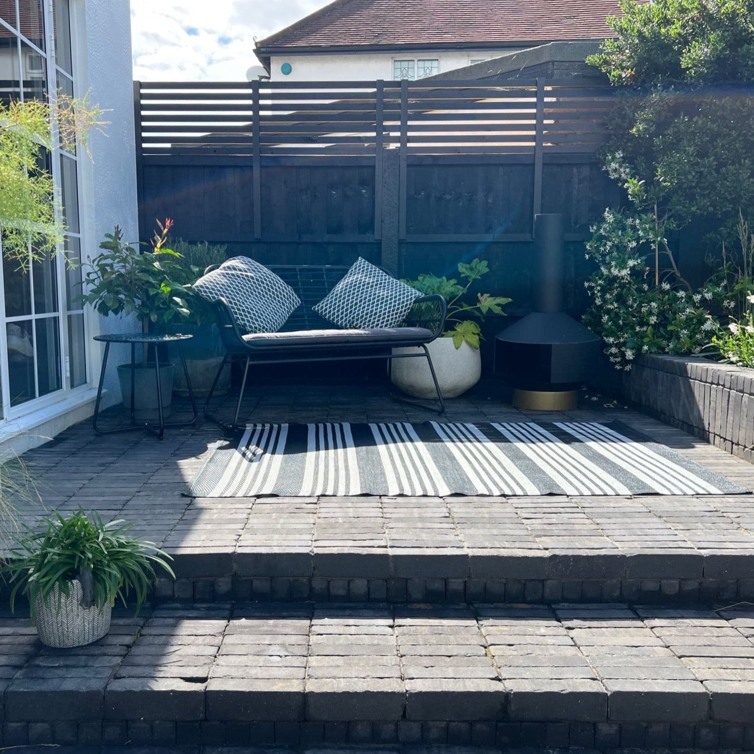 sitting-garden-mid-back-door-patio-complete-with-bench