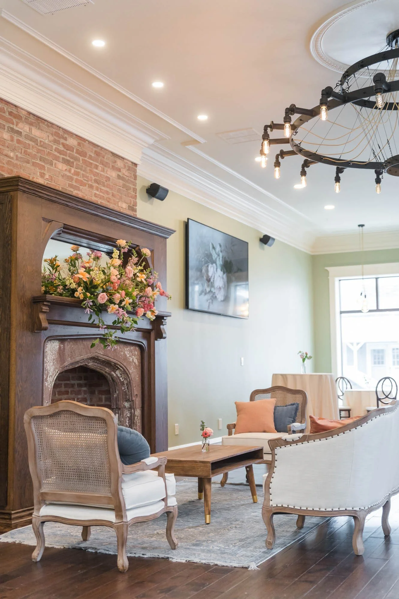 Cocktail Style vs Seated Events: Which Is Right for You?
