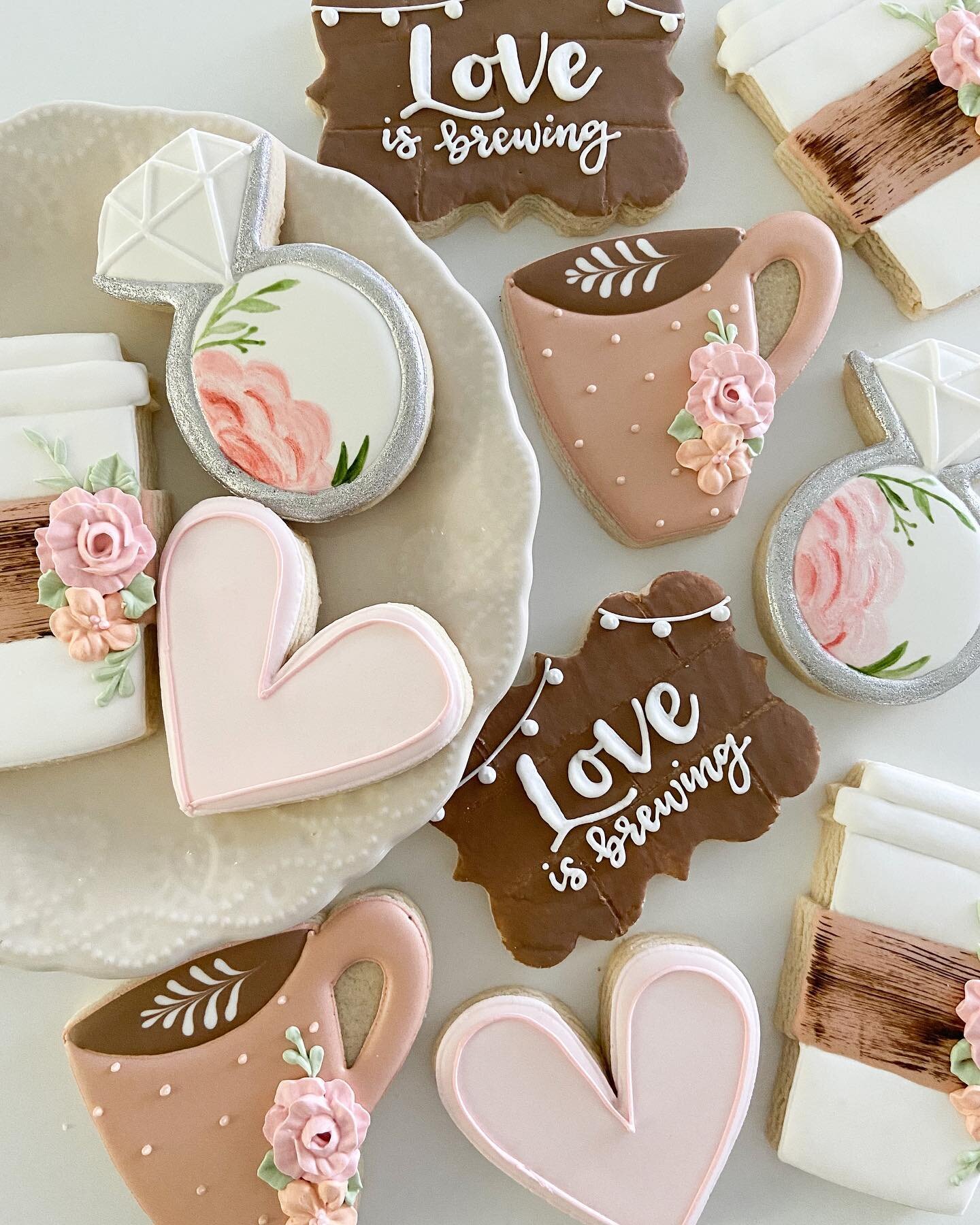 Love is brewing! 🤎

#cookiesofinstagram #sugarcookiesofinstagram #sugarcookies #weddingcookies #bridalshowercookies #coffeecookies #floralcookies #sweetashcookieswv