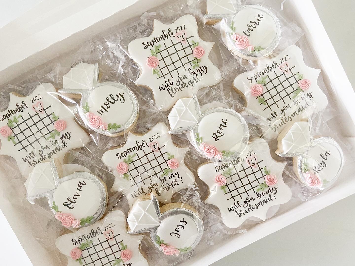 Love me some bridesmaid proposal cookies 🤍

#cookiesofinstagram #sugarcookiesofinstagram #sugarcookies #bridalcookies #weddingcookies #floralcookies #sweetashcookieswv