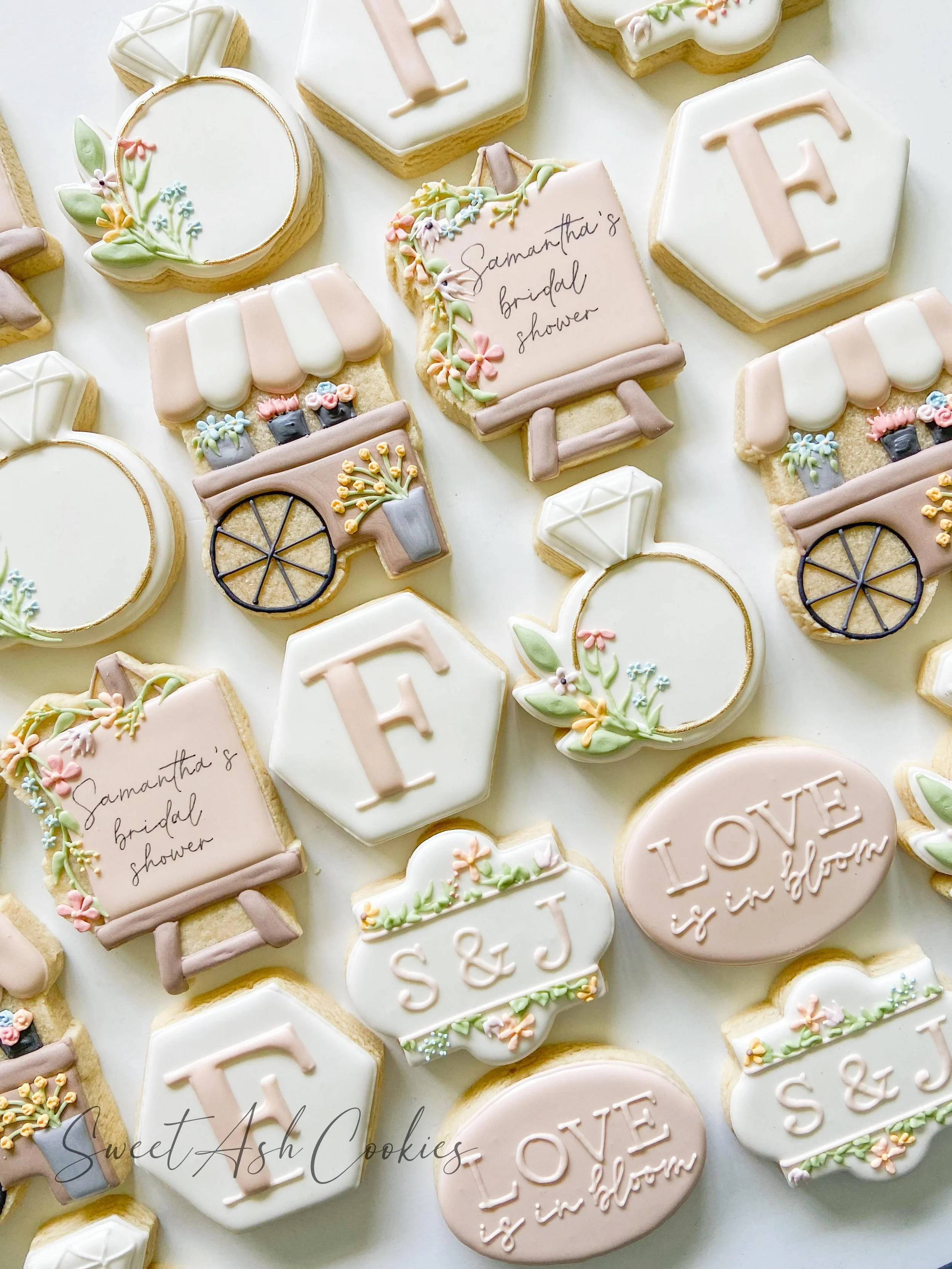 Love is in bloom 🌸
Love me a subtle neutral set with pops of color in the spring!! 

#cookiesofinstagram #royalicing #loveisinbloom
