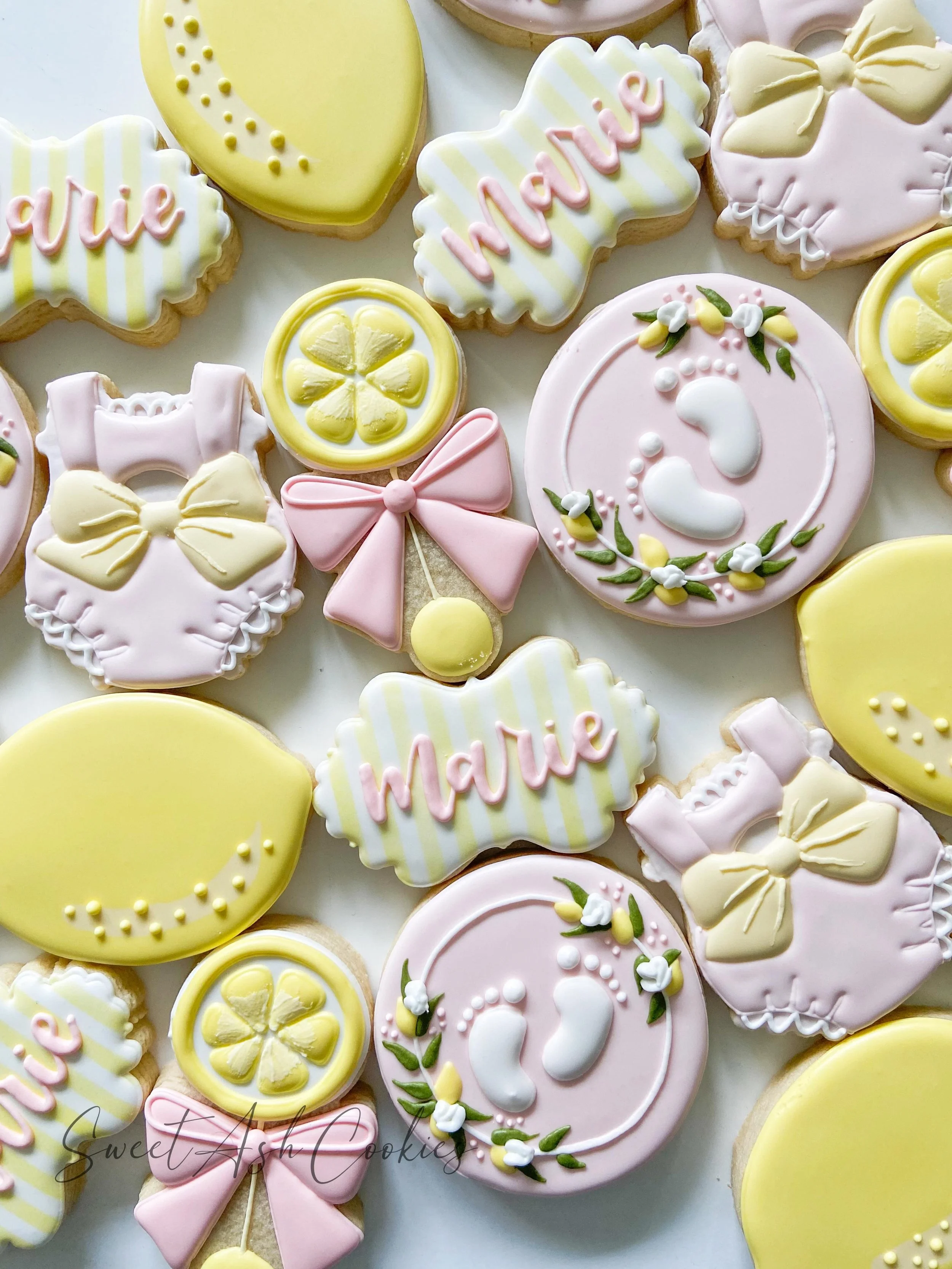 Sweet little girly lemon baby shower set from last week 💕💛🍋 I&rsquo;m loving all the lemon themed orders I&rsquo;ve been getting lately! 

#cookiesofinstagram #sugarcookies #lemoncookies #babyshower