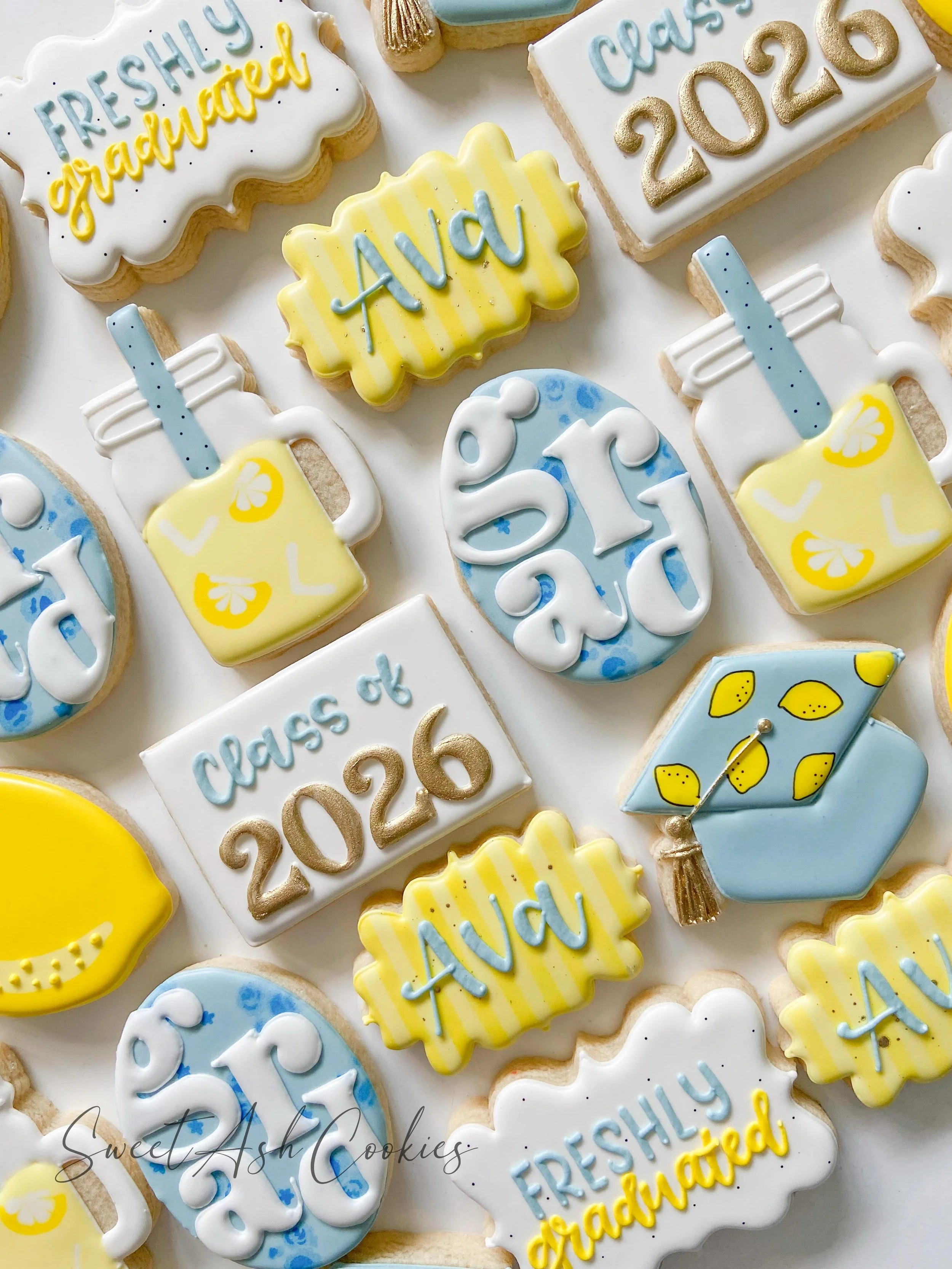 Ava is ✨freshly graduated ✨ 💙🍋

#cookiesofinstagram #sugarcookies #freshlygraduated #gradcookies
