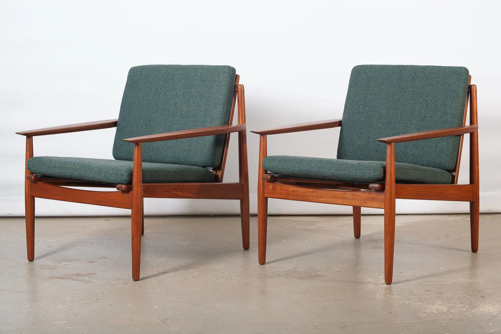 Paire de fauteuils lounge en teck