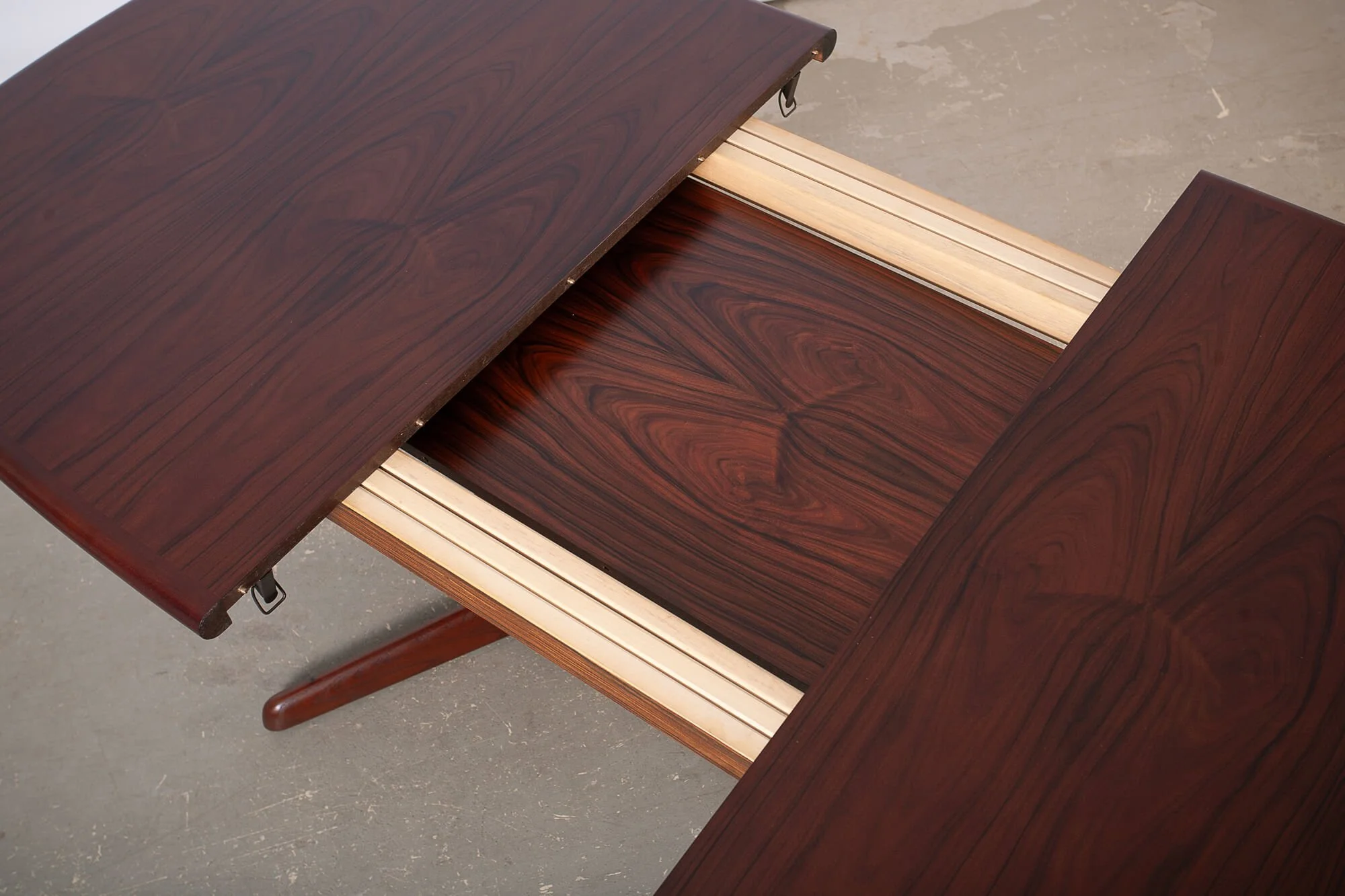 table_salle_manger_gudme_rosewood_detail3.jpg