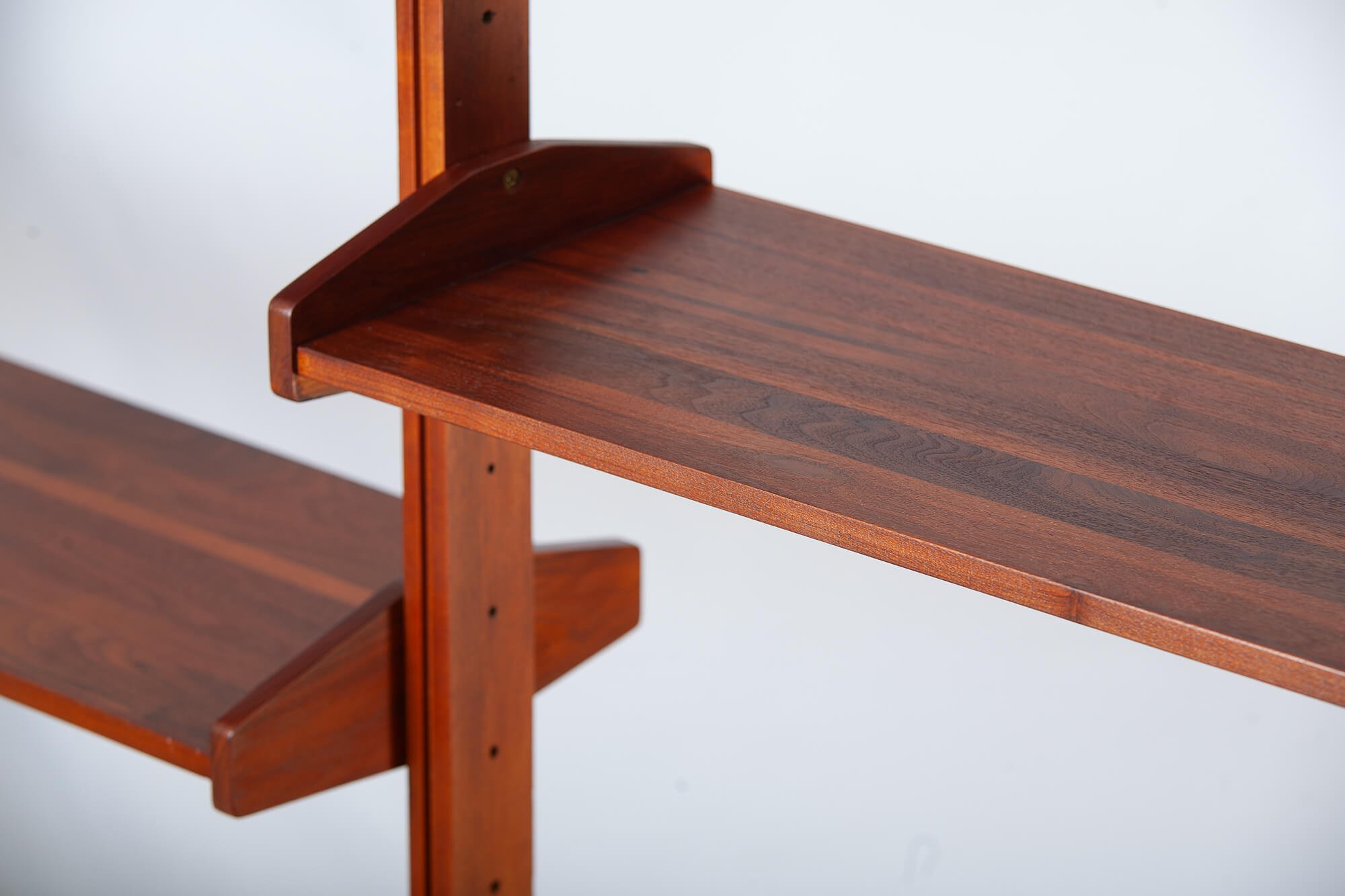 etagere_modulable_plancher_plafond_noyer_2sect_detail3.jpg