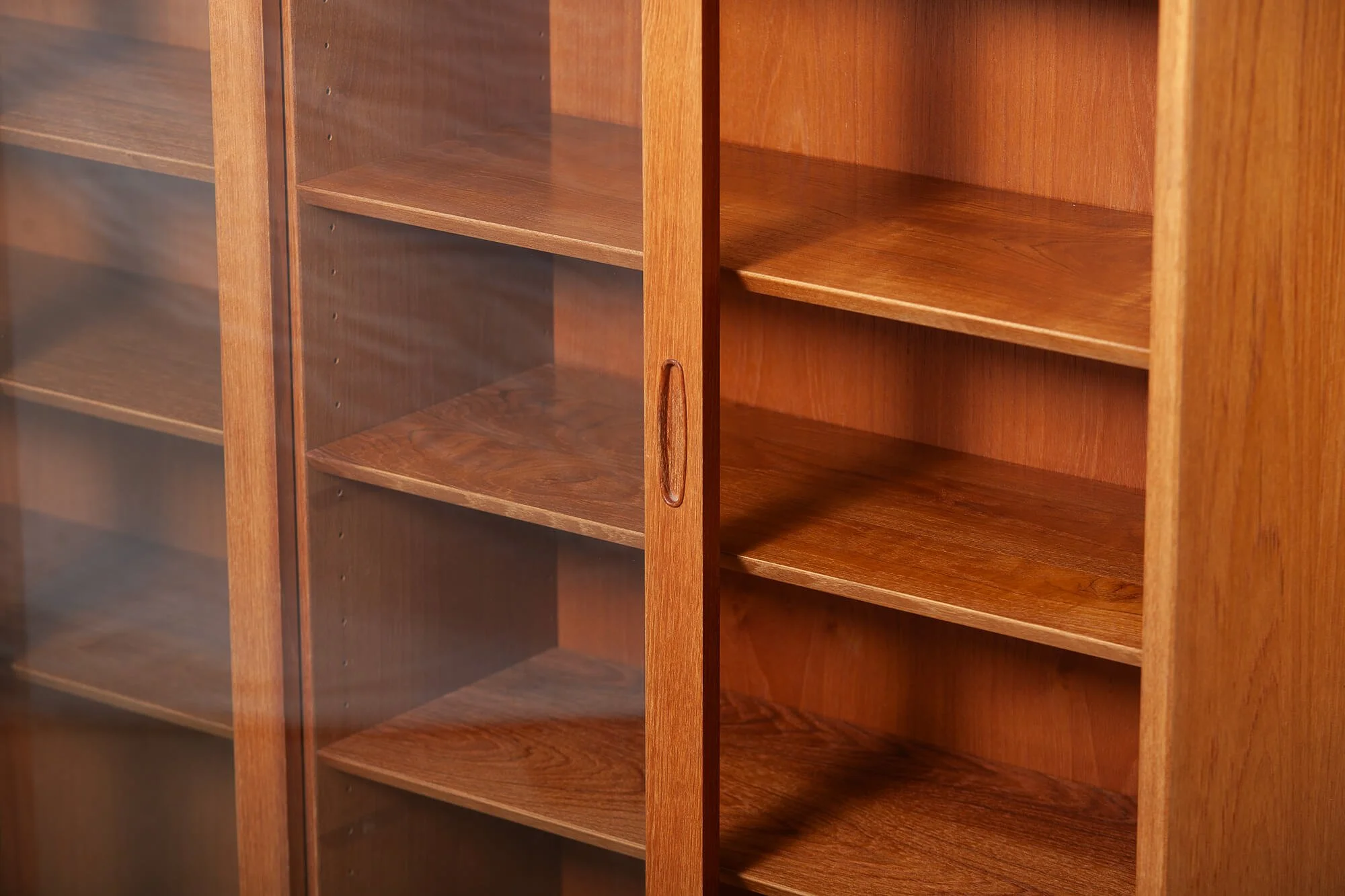 bibliotheque_vitree_teck_carlo_jensen_hundevad_detail2.jpg