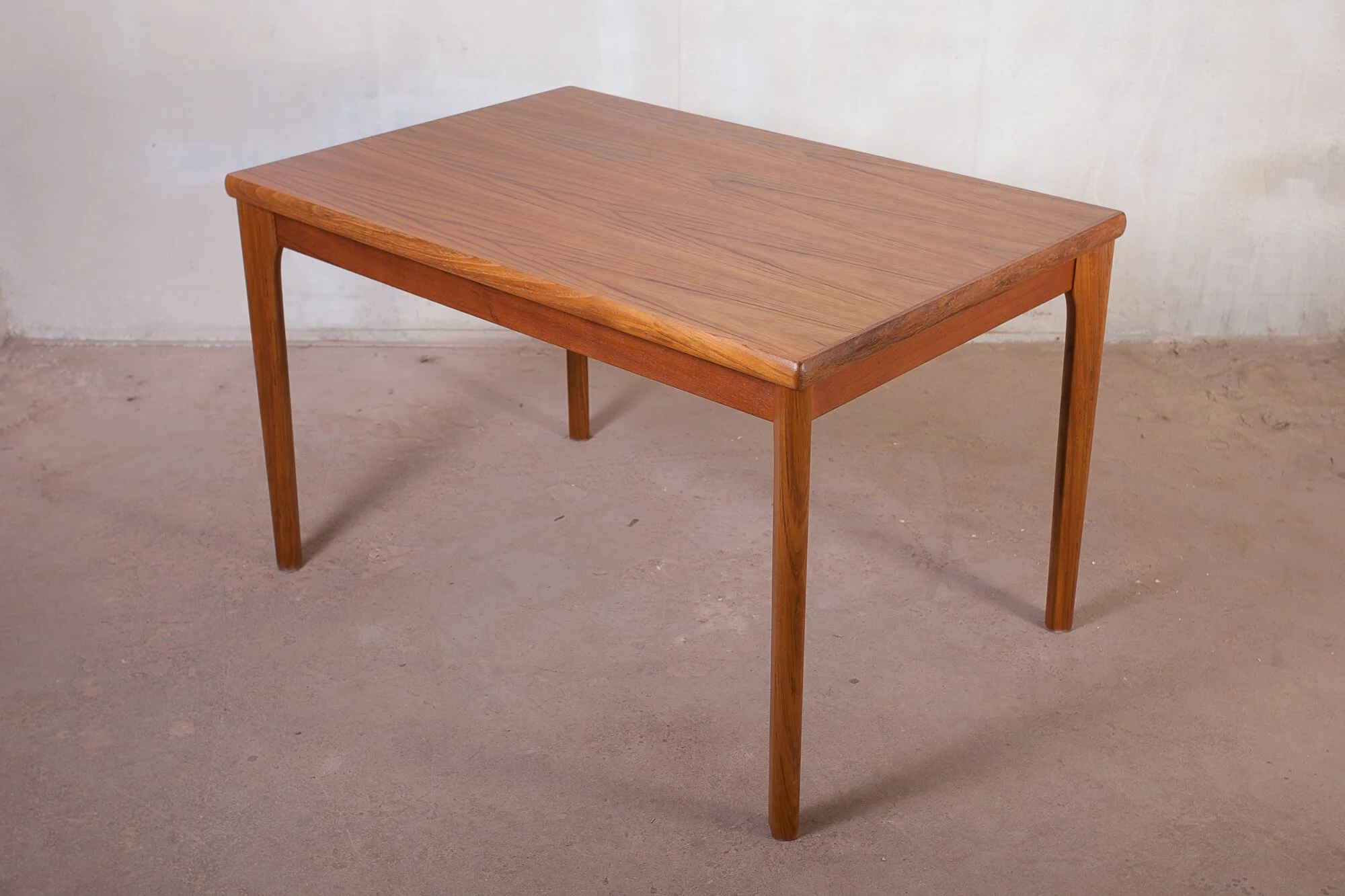 table_am_mobler_teck_papillon.jpg