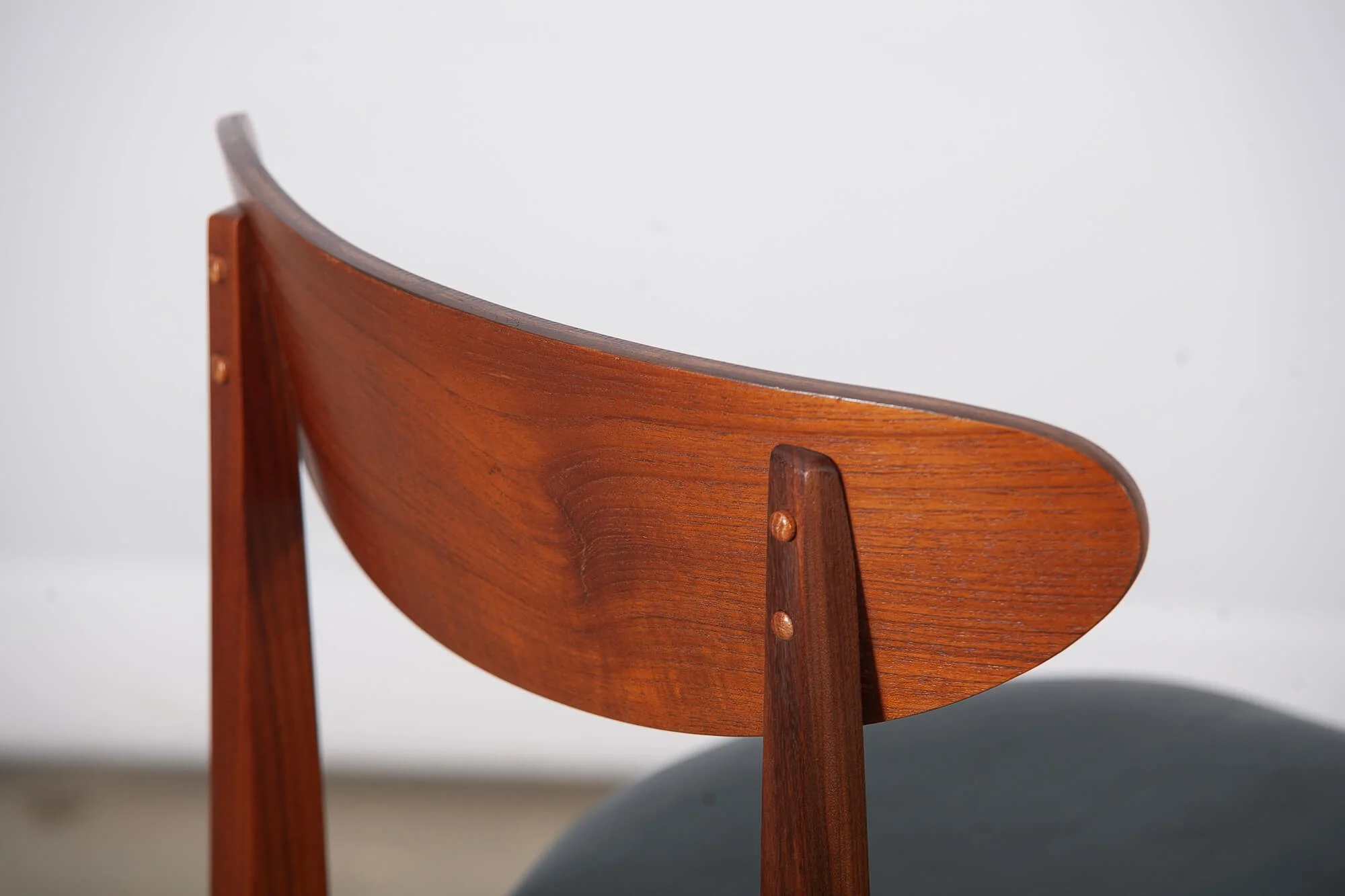 chaises_salle_manger_teck_punch_design_detail1.jpg