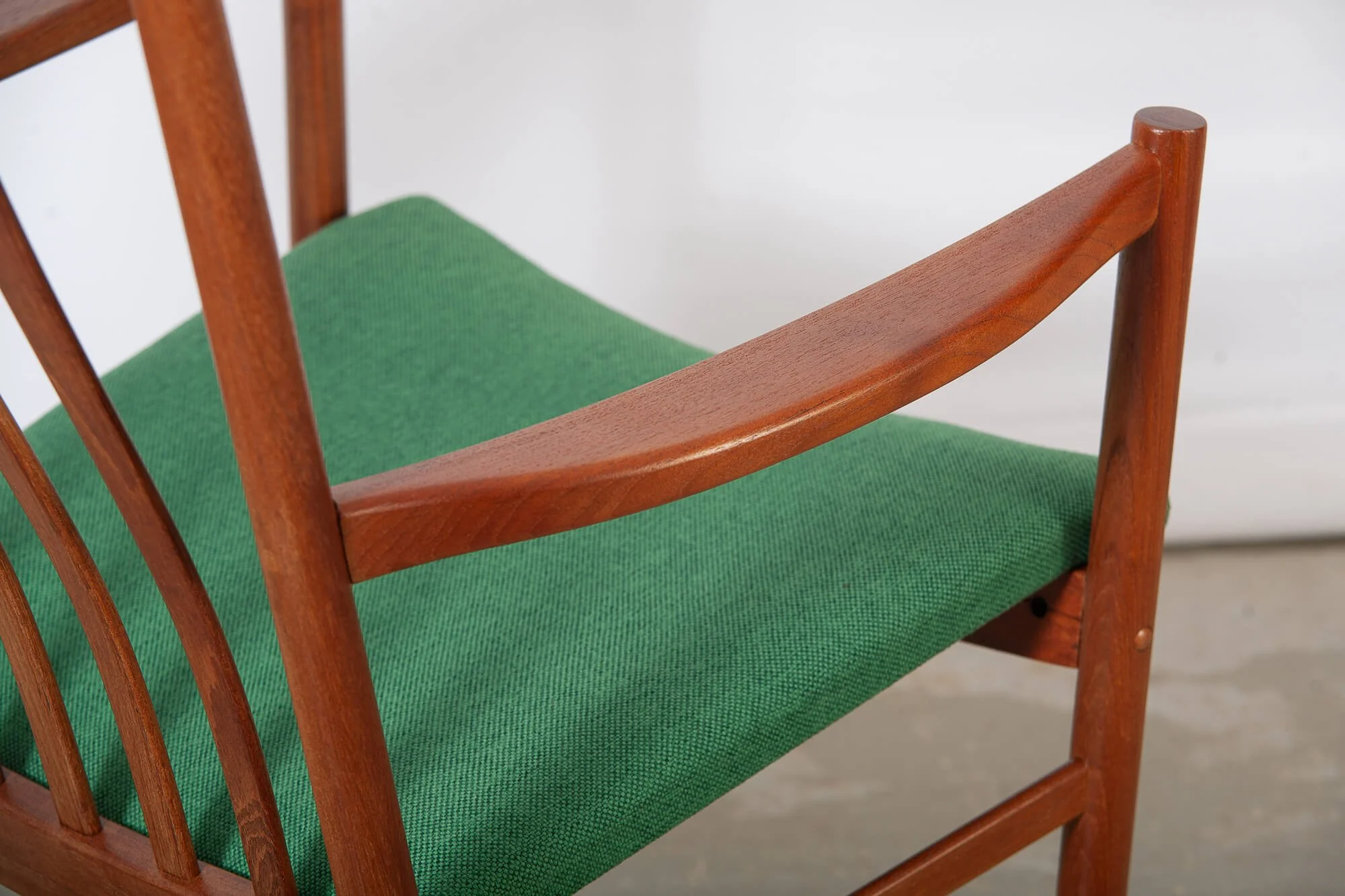 fauteuil_bercant_tarm_stole_teck_detail1.jpg
