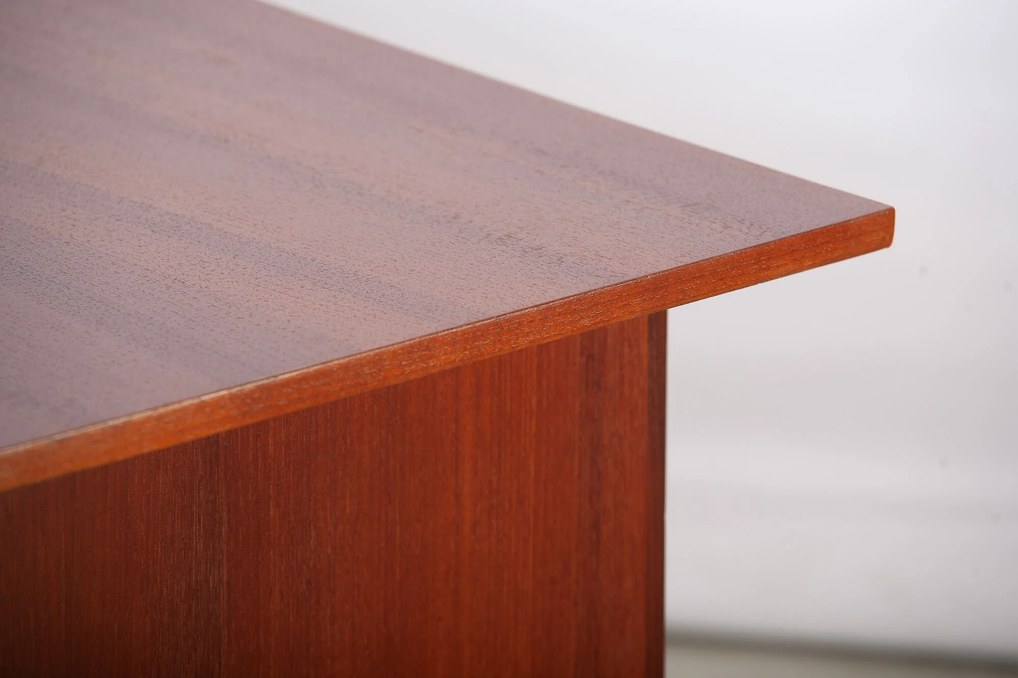 bureau_travail_teck_punch_design_detail2.jpg