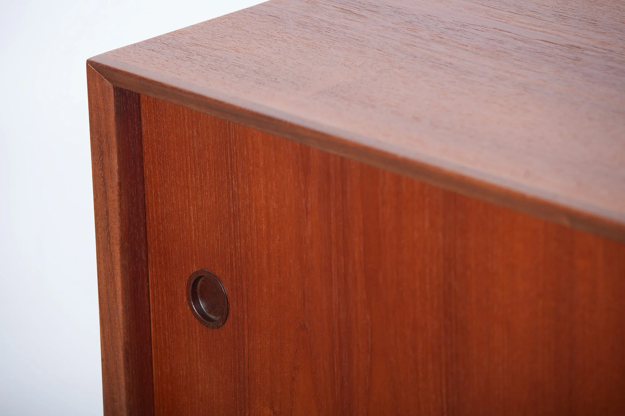 buffet_teck_punch_design_detail4.jpg