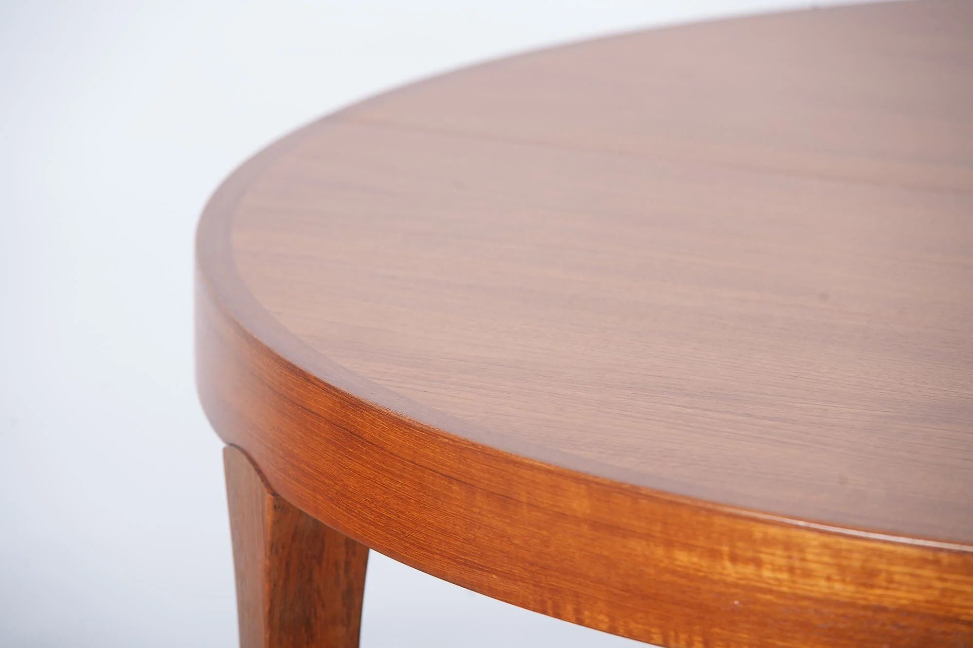 table_salle_manger_teck_danemark_ronde45_detail2.jpg